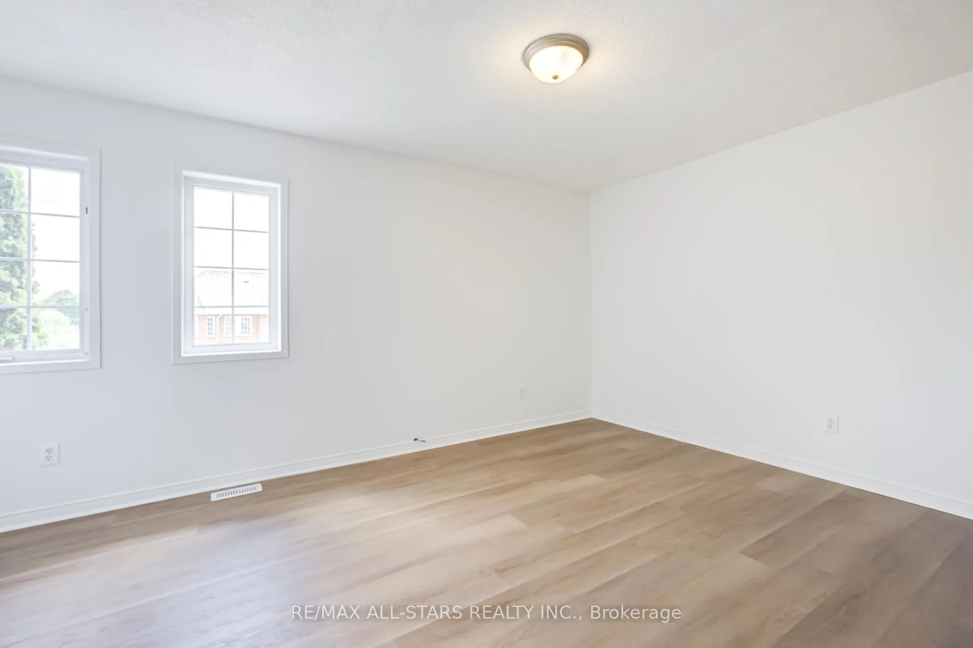 Photo 25 of 51 Playfair Road, Whitby, Downtown Whitby — HOMEH