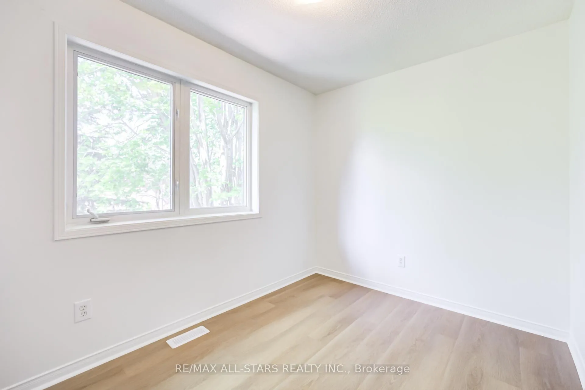 Photo 26 of 51 Playfair Road, Whitby, Downtown Whitby — HOMEH