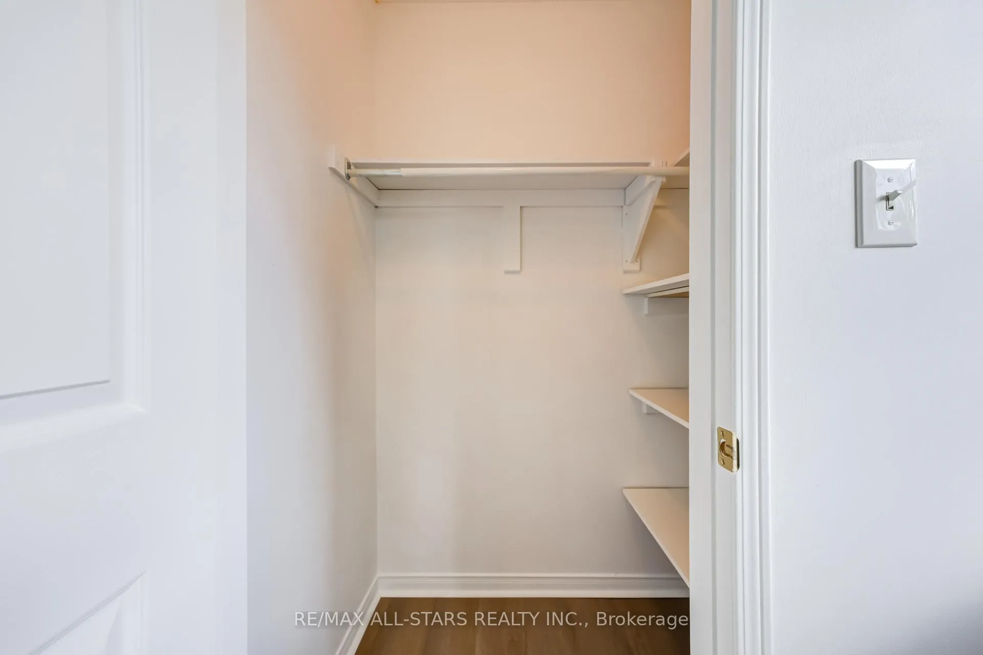 Photo 27 of 51 Playfair Road, Whitby, Downtown Whitby — HOMEH