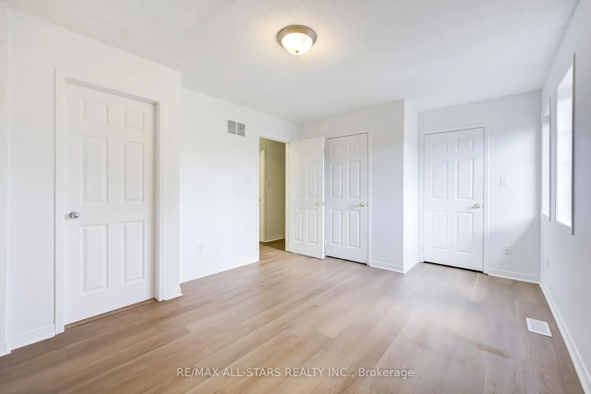 Photo 29 of 51 Playfair Road, Whitby, Downtown Whitby — HOMEH
