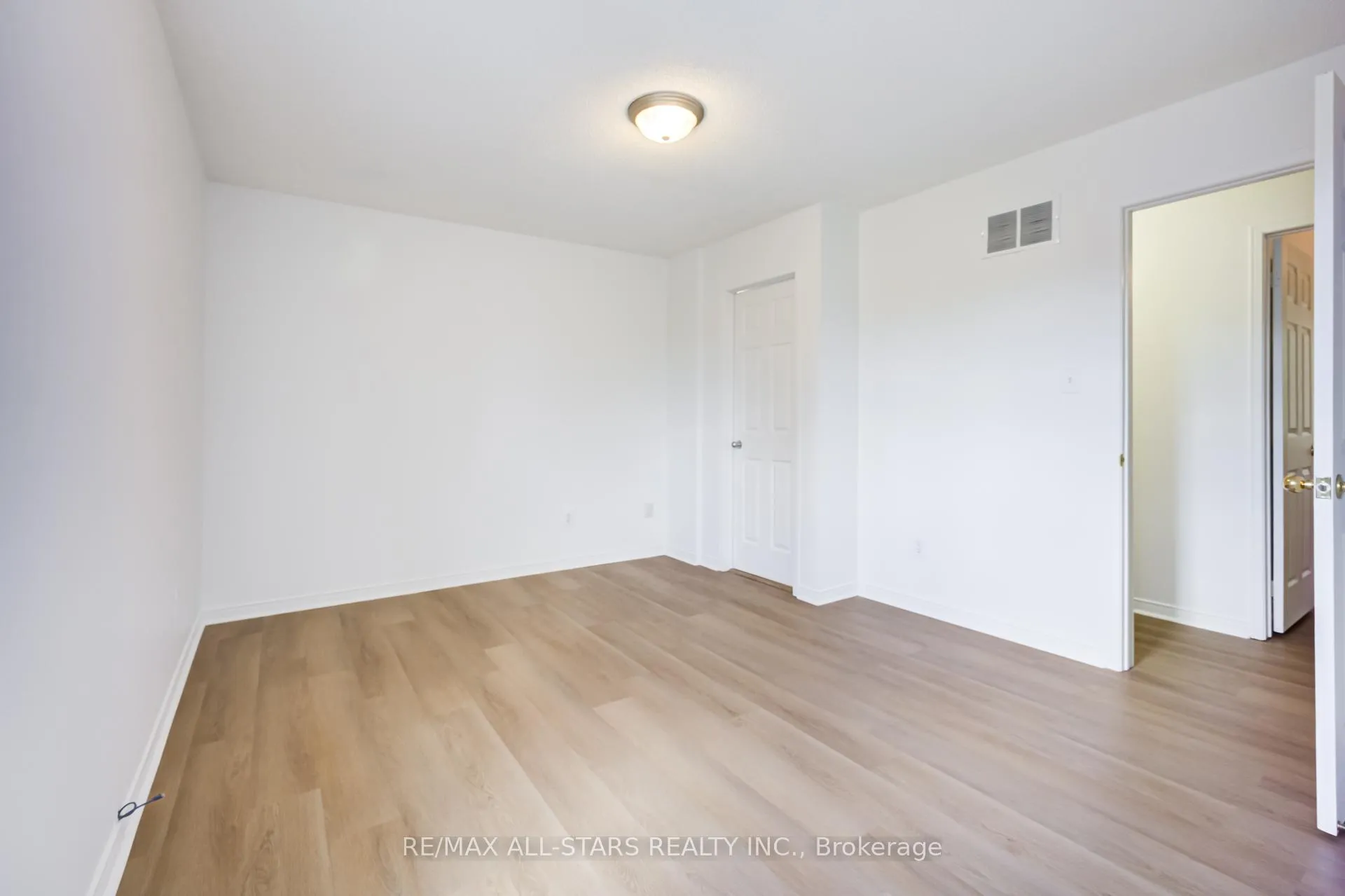 Photo 30 of 51 Playfair Road, Whitby, Downtown Whitby — HOMEH