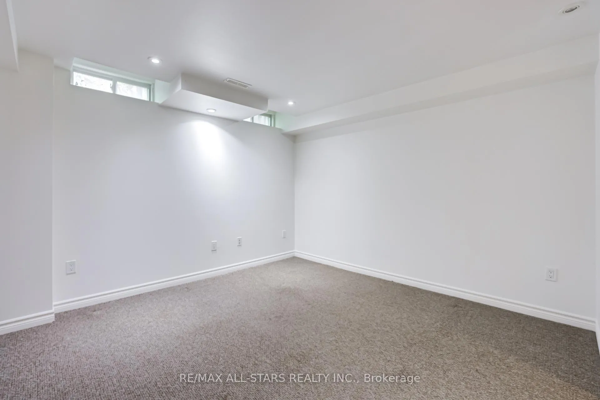 Photo 32 of 51 Playfair Road, Whitby, Downtown Whitby — HOMEH