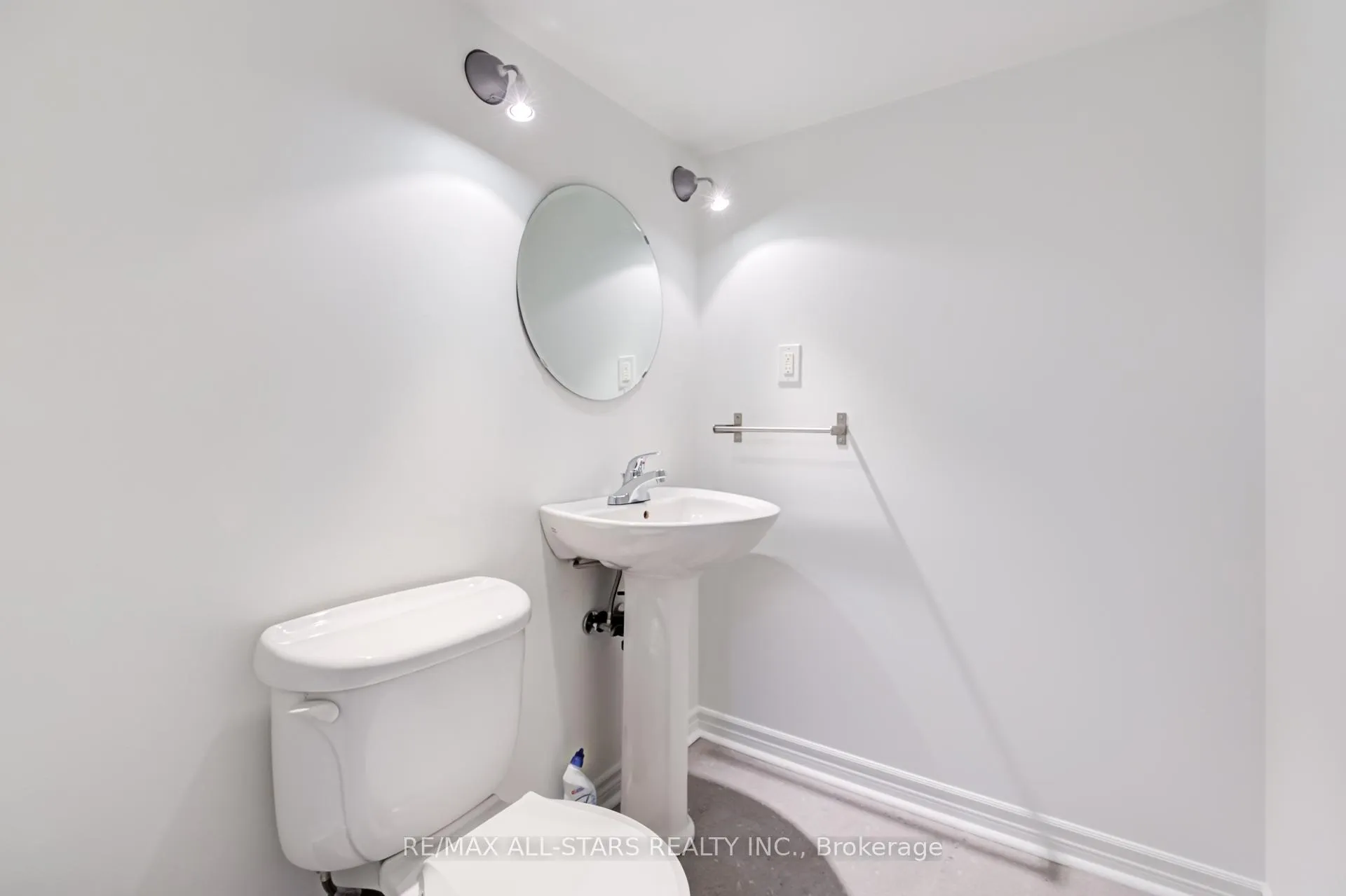 Photo 37 of 51 Playfair Road, Whitby, Downtown Whitby — HOMEH