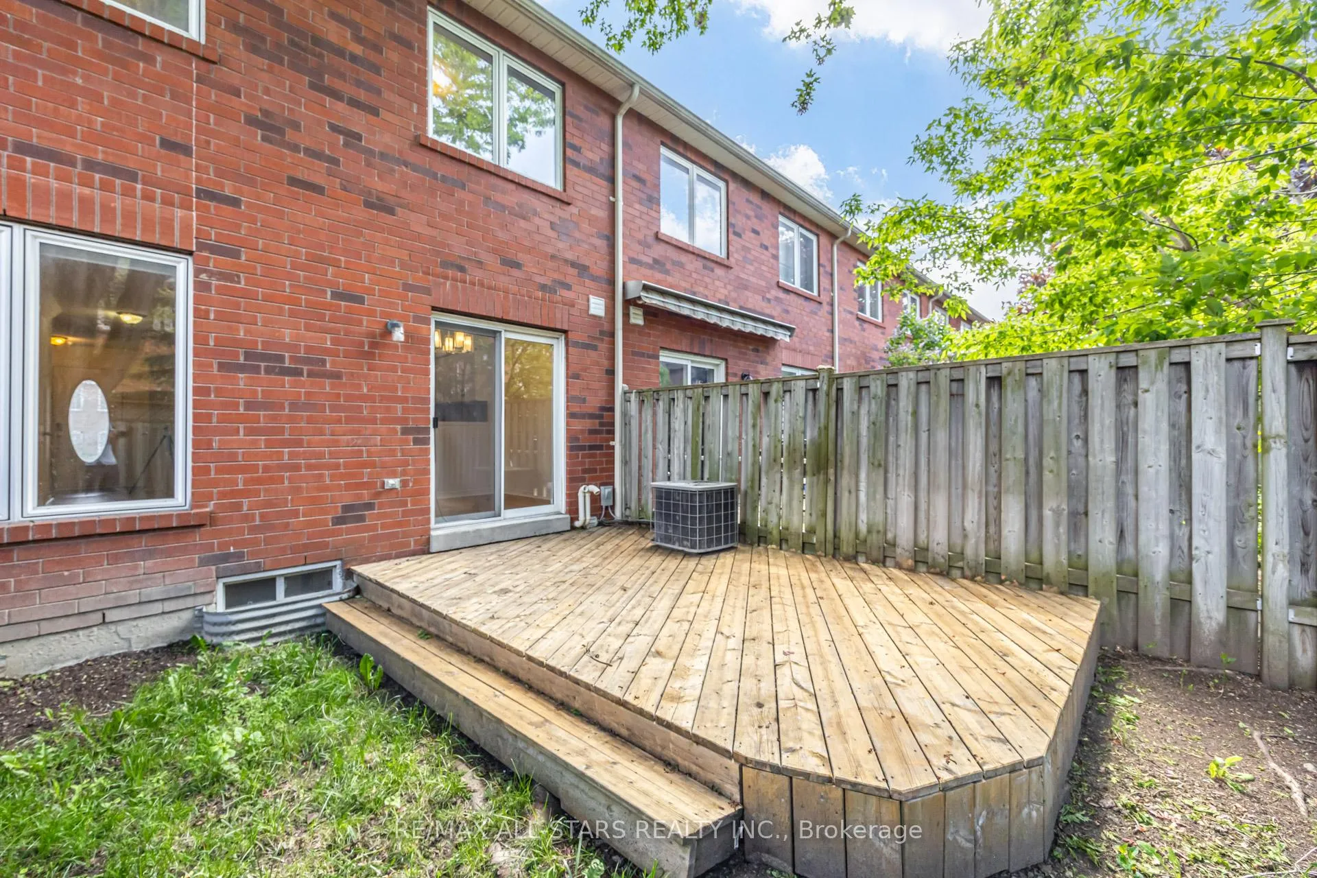 Photo 42 of 51 Playfair Road, Whitby, Downtown Whitby — HOMEH