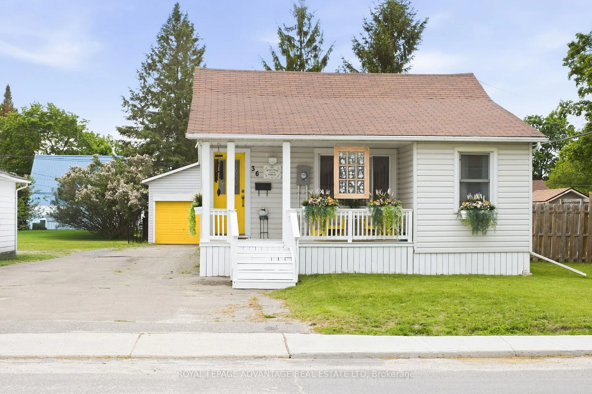 Photo 2 of 36 Beech Street, Smiths Falls — HOMEH