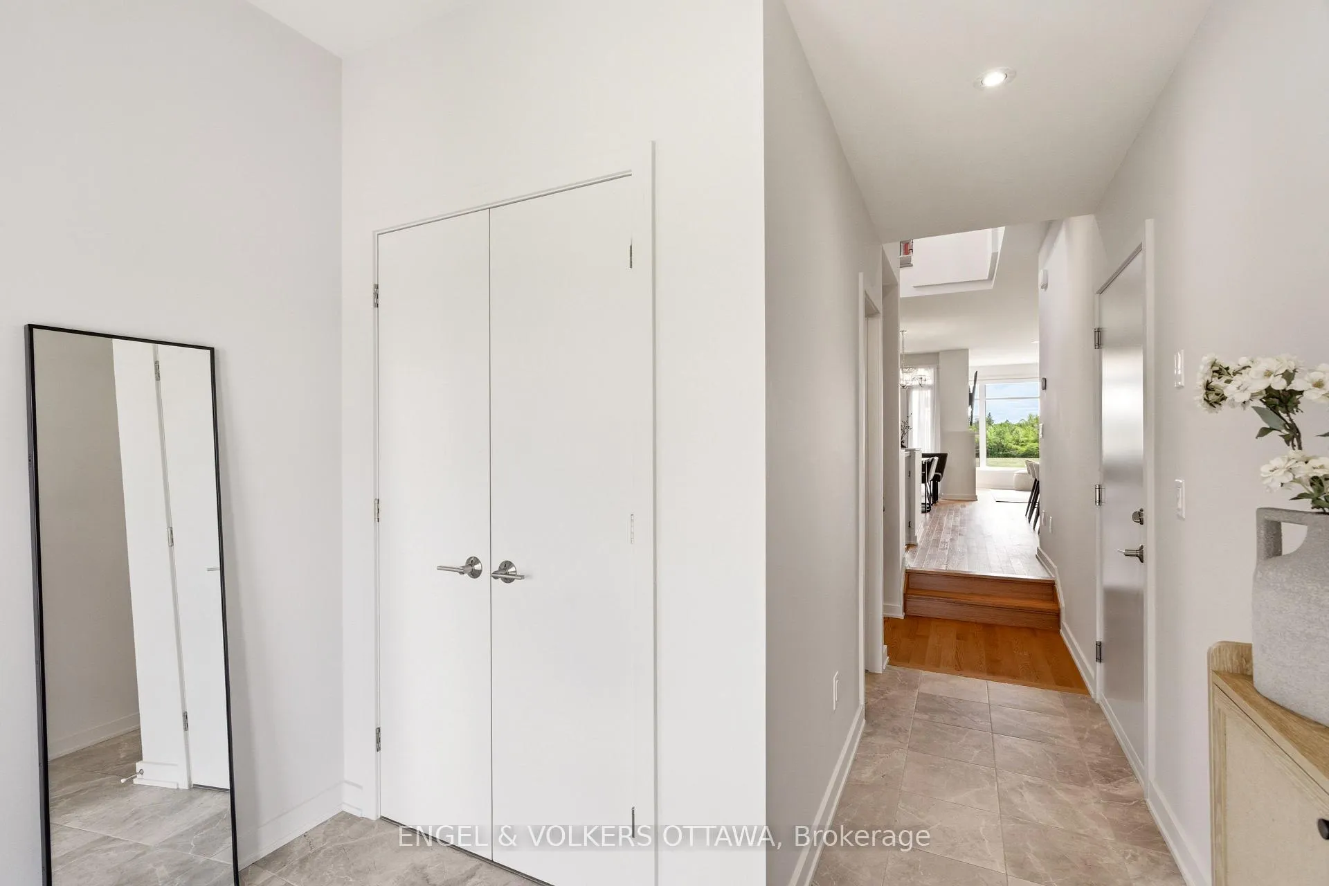 Photo 4 of 256 Shuttleworth Drive, Ottawa, Leitrim — HOMEH