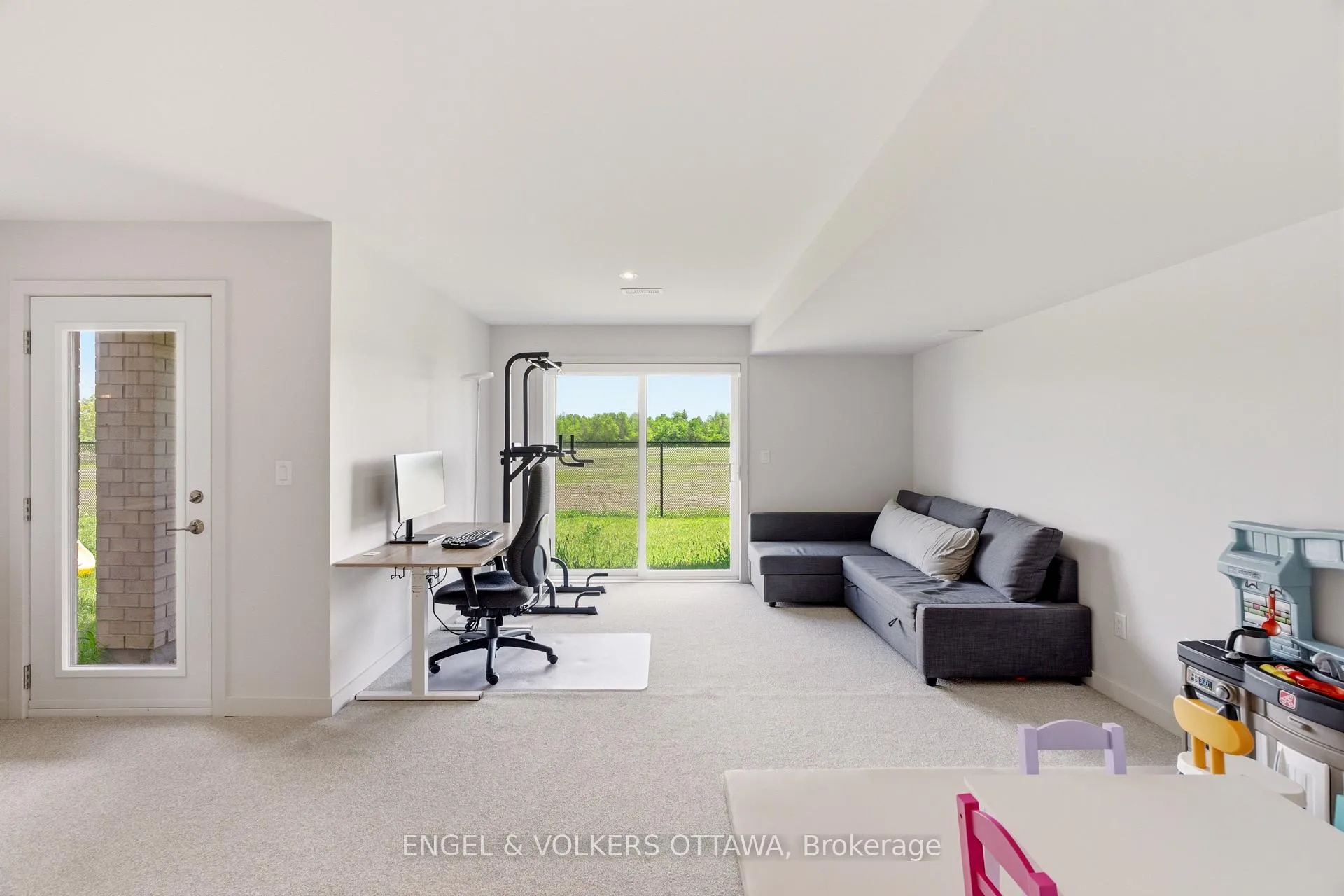 Photo 40 of 256 Shuttleworth Drive, Ottawa, Leitrim — HOMEH