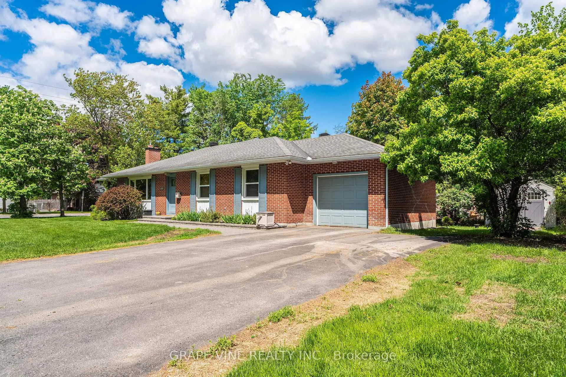 Photo 2 of 2201 Braeside Avenue, Ottawa, Alta Vista — HOMEH