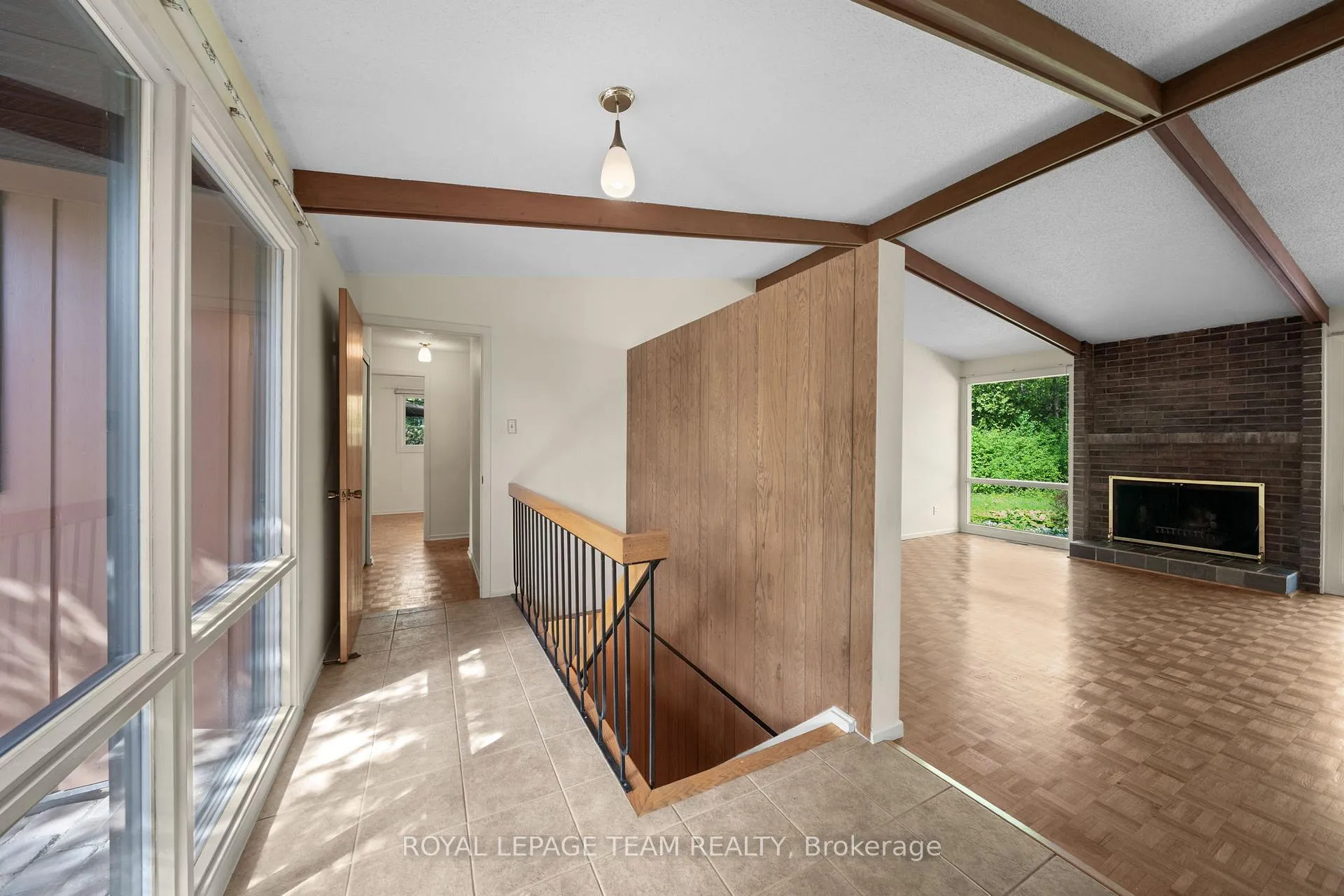 Photo 4 of 548 Rivershore Crescent, Ottawa, Beacon Hill North — HOMEH