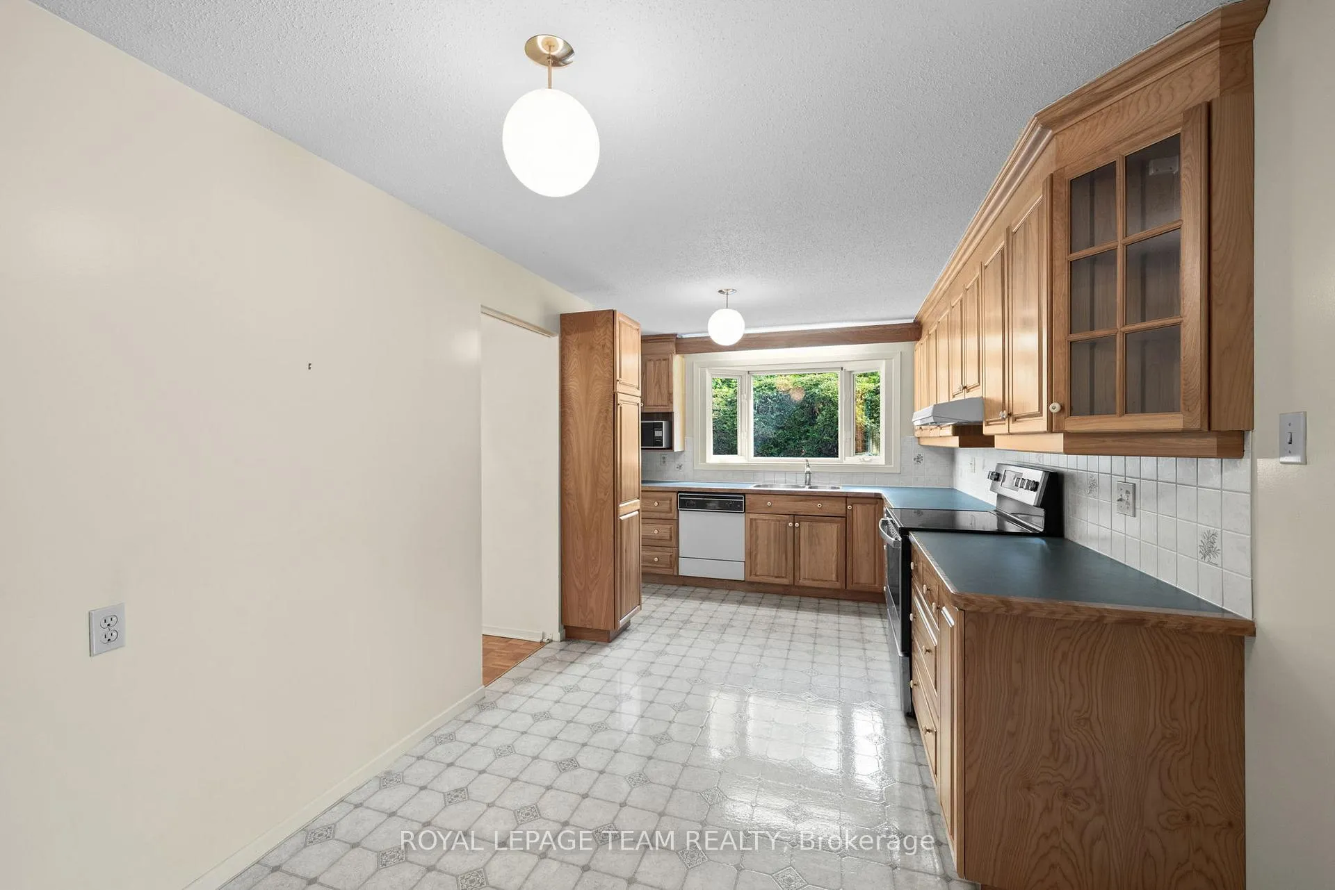 Photo 10 of 548 Rivershore Crescent, Ottawa, Beacon Hill North — HOMEH