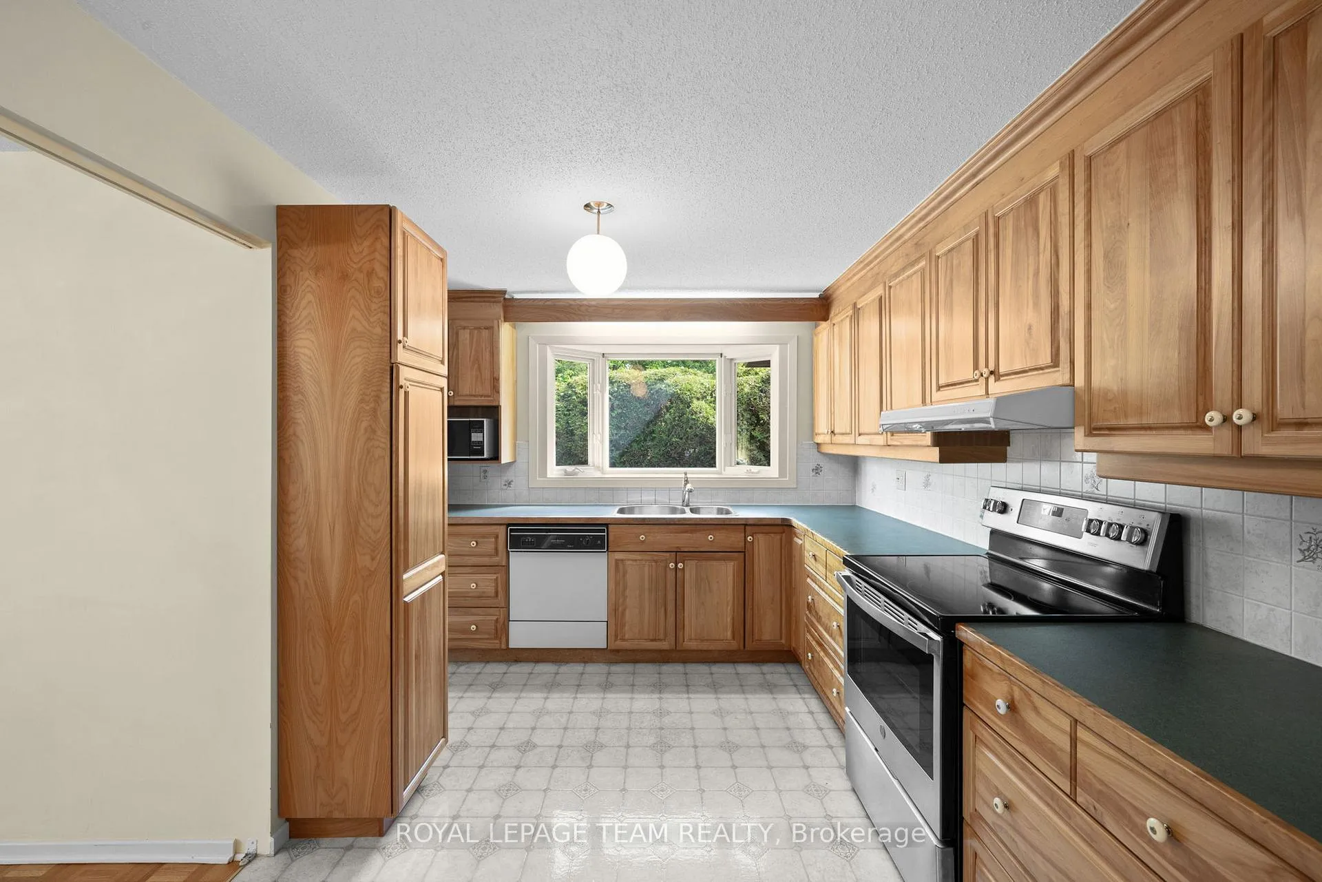 Photo 11 of 548 Rivershore Crescent, Ottawa, Beacon Hill North — HOMEH