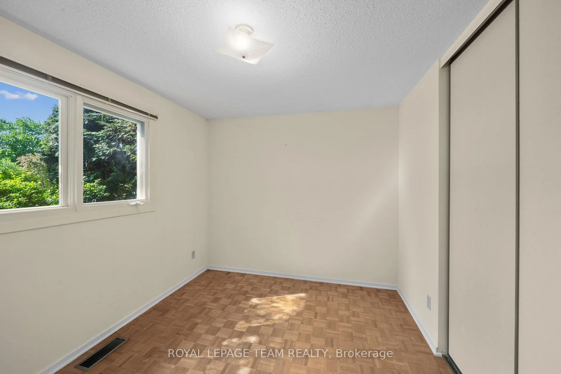 Photo 25 of 548 Rivershore Crescent, Ottawa, Beacon Hill North — HOMEH