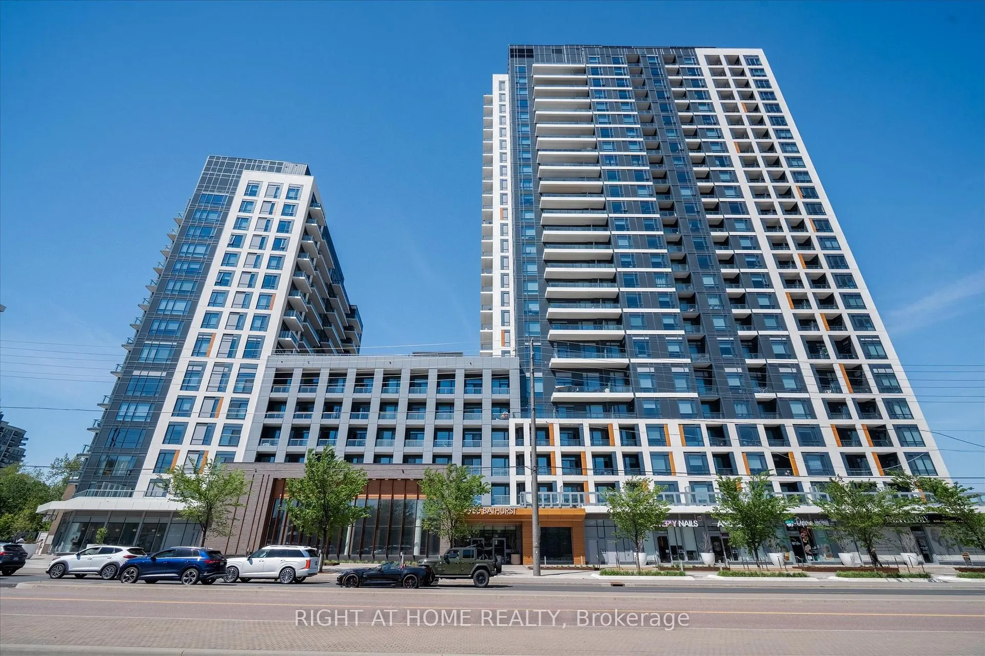 Front of Unit 1424, 7950 Bathurst Street