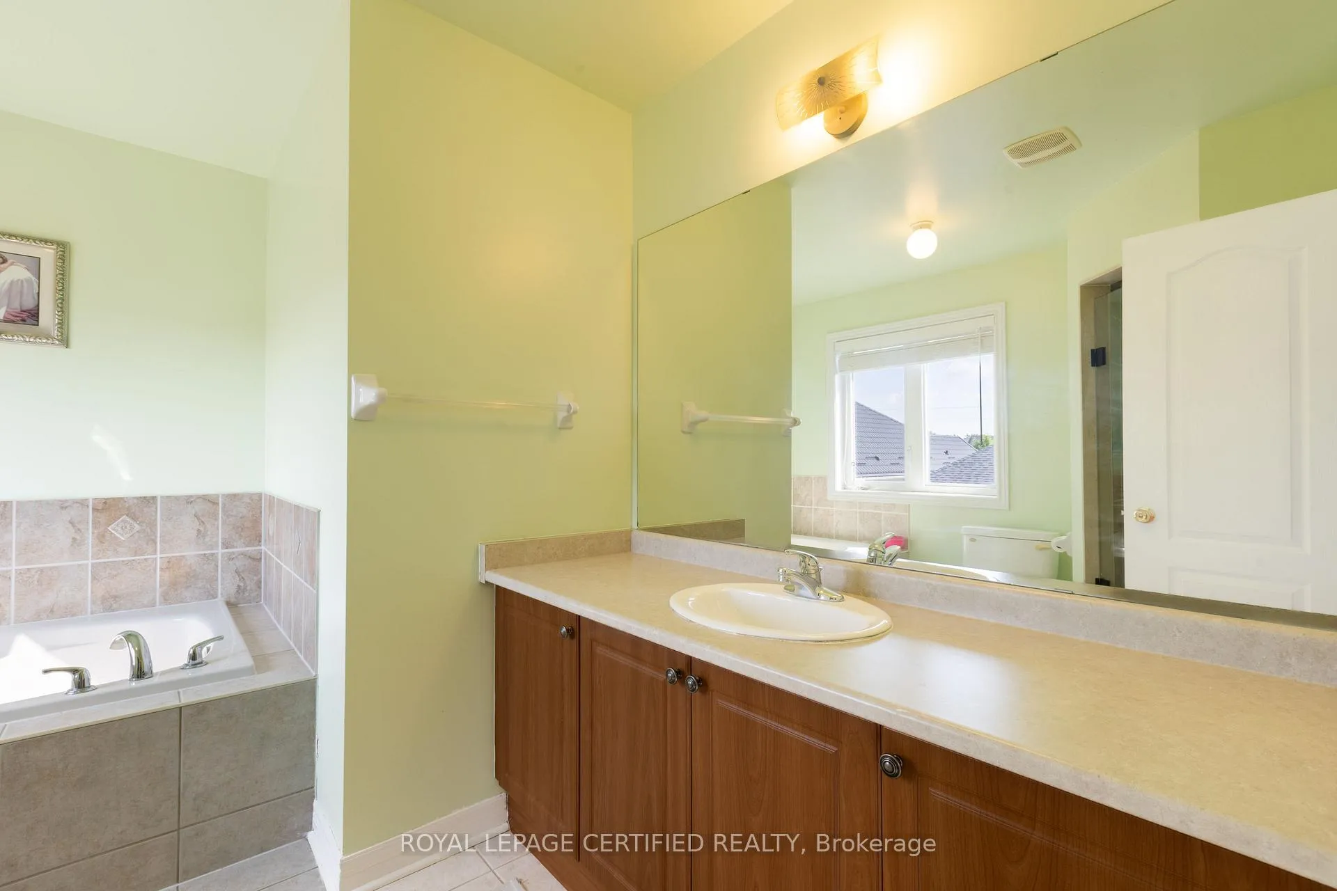 Photo 28 of Unit UPPER, 20 Krakow Street, Brampton, Bram West — HOMEH