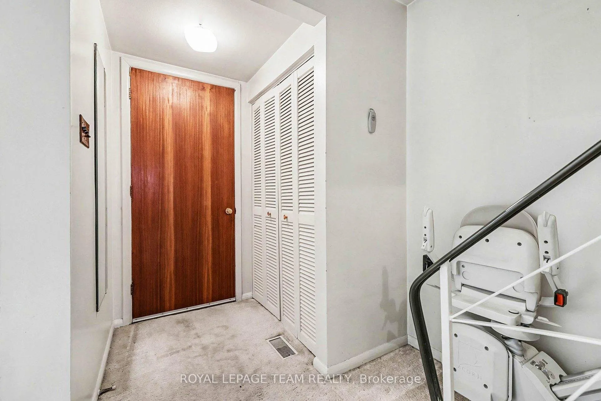 Photo 4 of 906 Ivanhoe Avenue, Ottawa, Queensway Terrace North — HOMEH