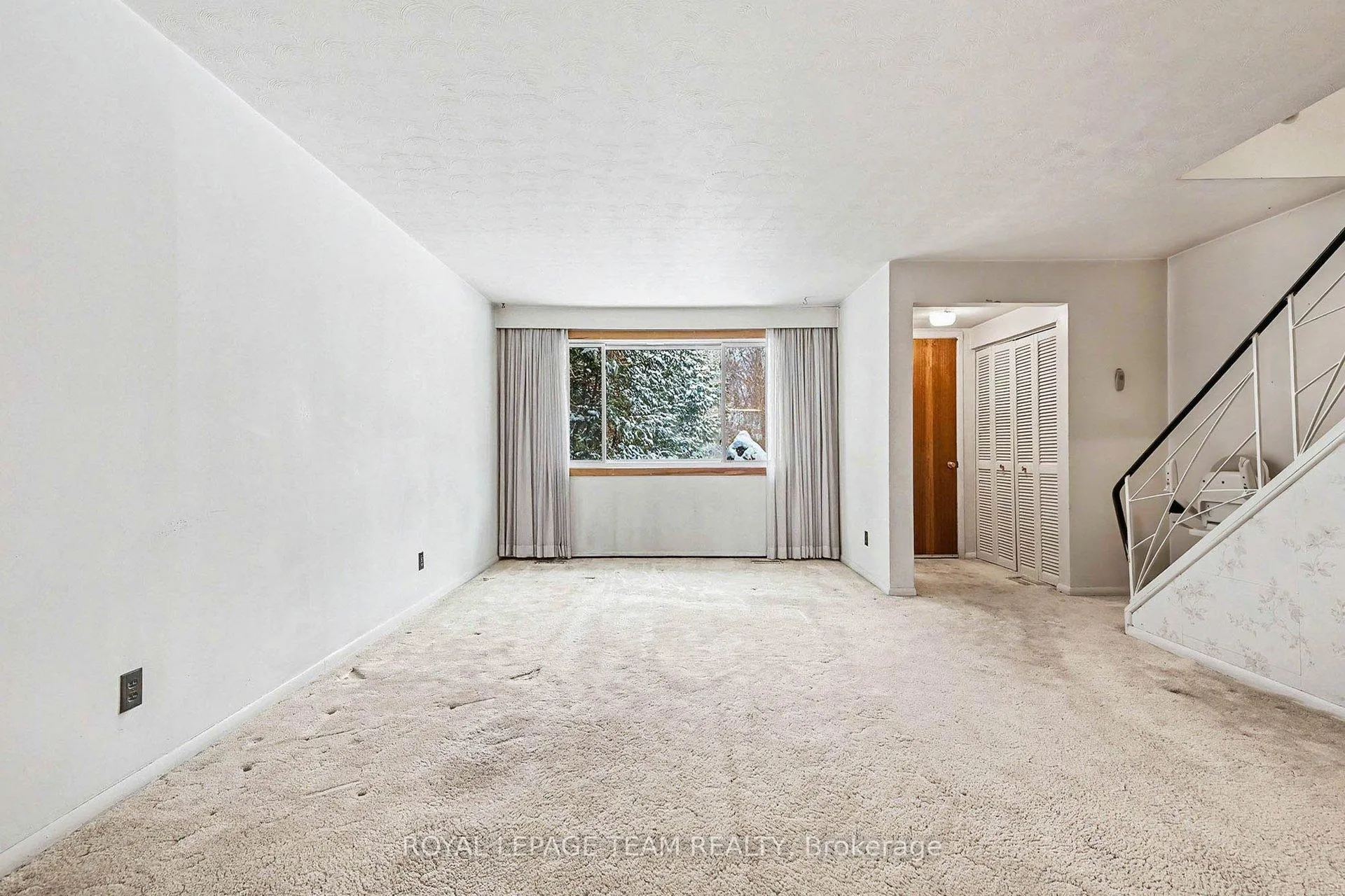 Photo 6 of 906 Ivanhoe Avenue, Ottawa, Queensway Terrace North — HOMEH