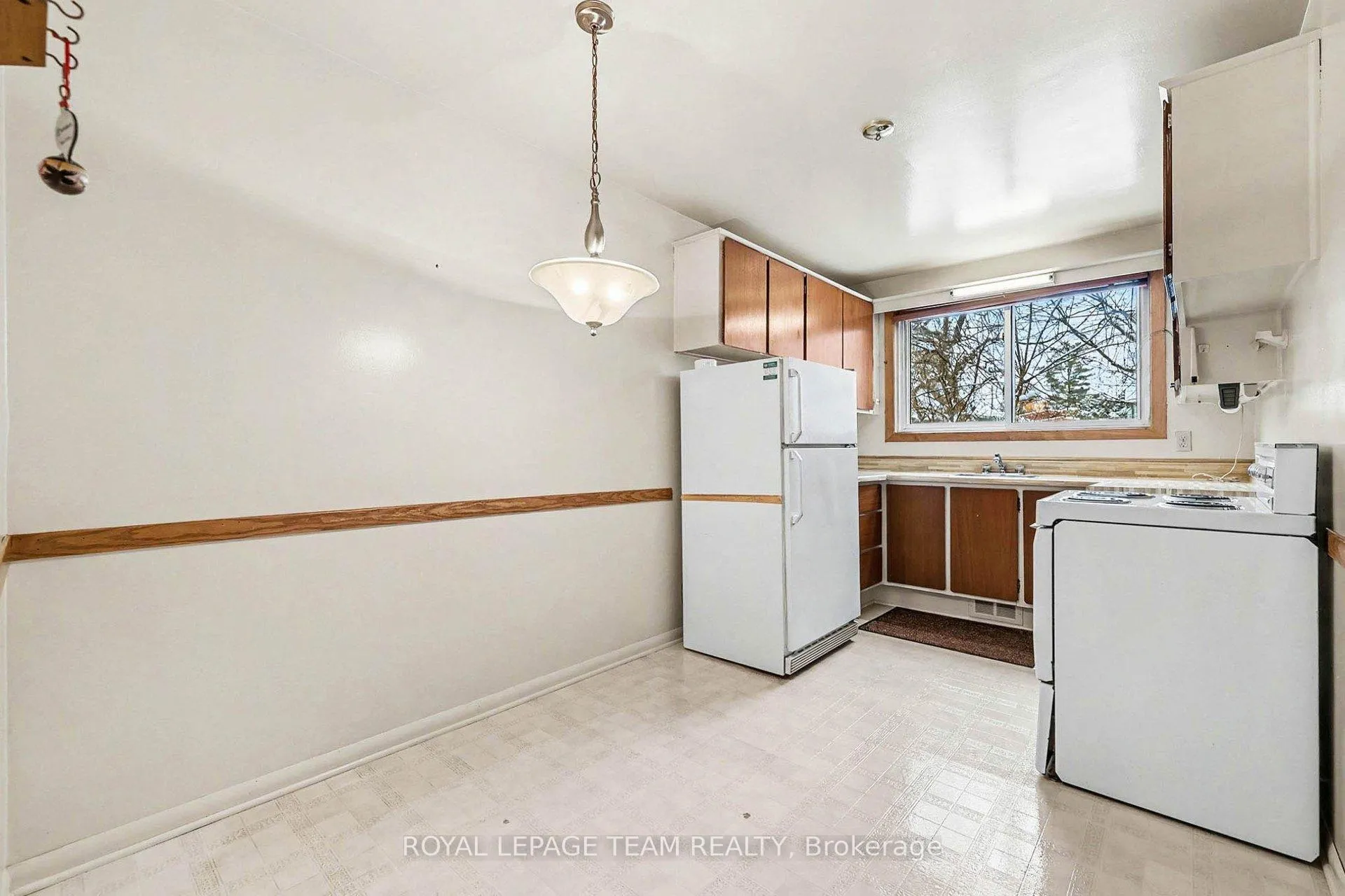 Photo 13 of 906 Ivanhoe Avenue, Ottawa, Queensway Terrace North — HOMEH