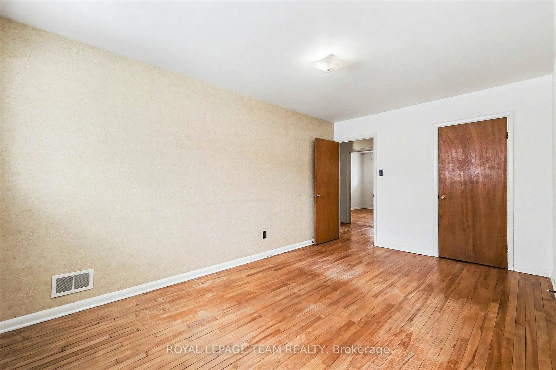 Photo 21 of 906 Ivanhoe Avenue, Ottawa, Queensway Terrace North — HOMEH