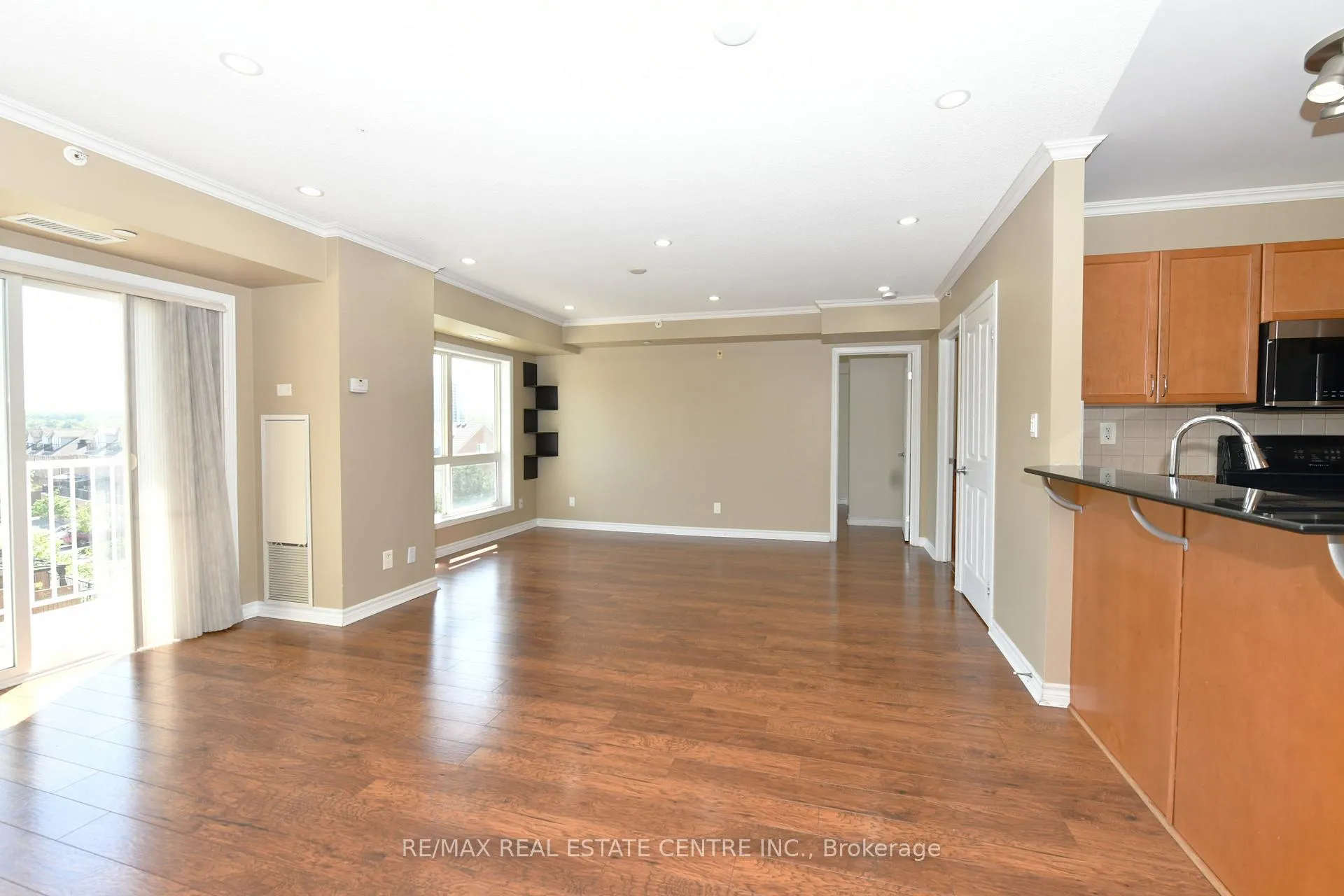 Photo 4 of Unit 418, 8 Harris Street, Cambridge, East Galt — HOMEH