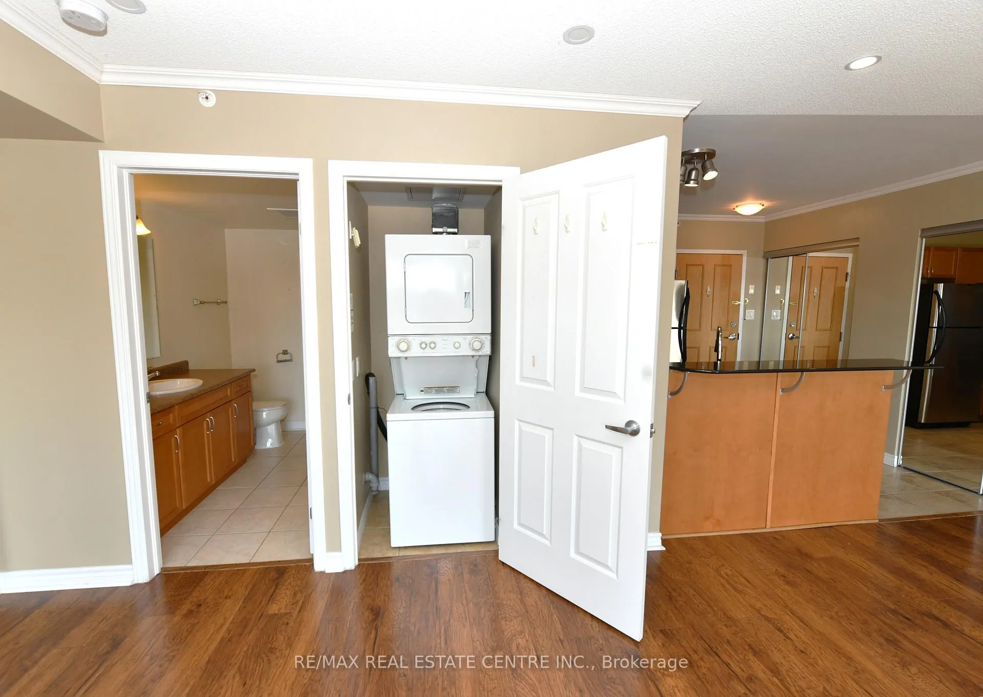 Photo 5 of Unit 418, 8 Harris Street, Cambridge, East Galt — HOMEH