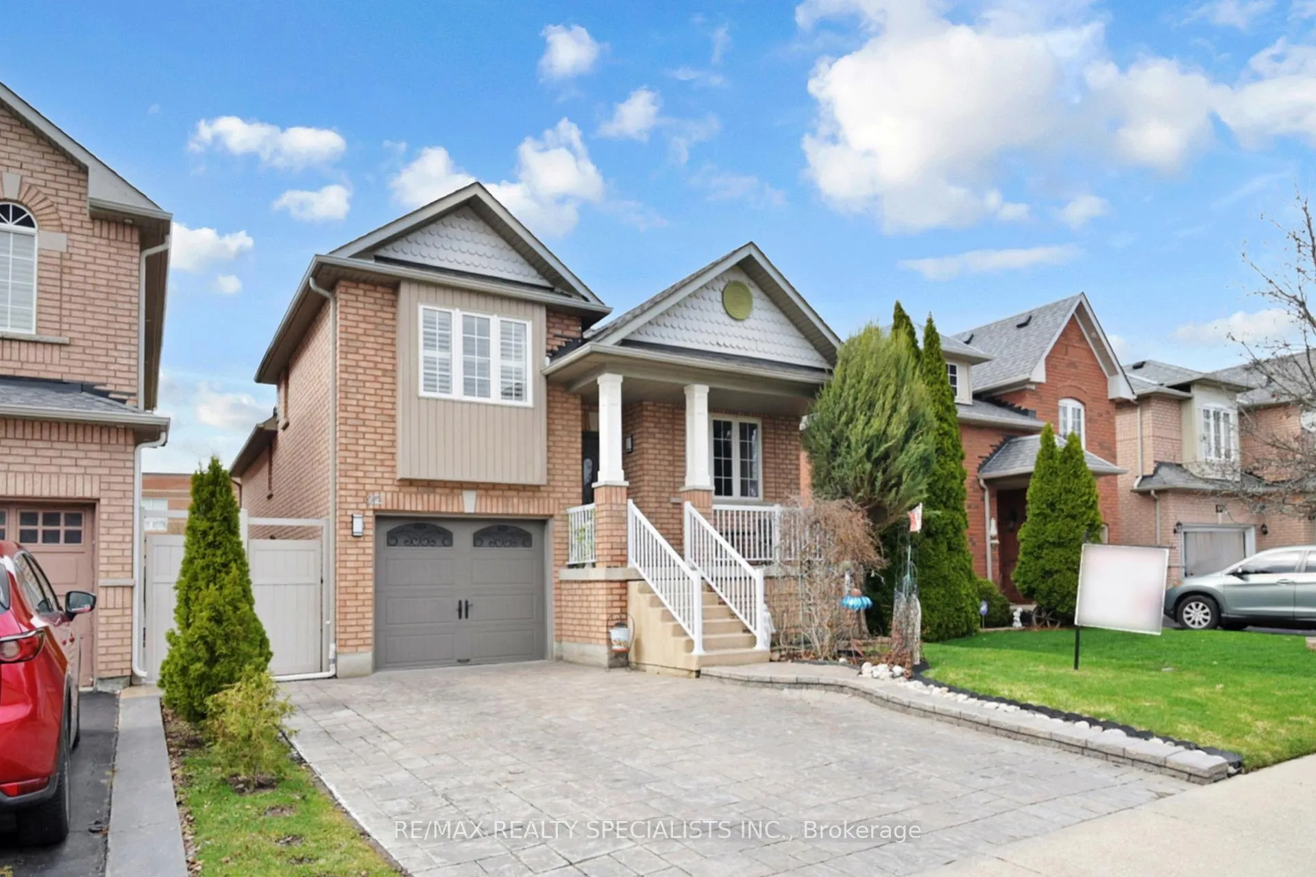 Photo 2 of 22 Thimbleberry Street, Brampton, Fletcher's Meadow — HOMEH