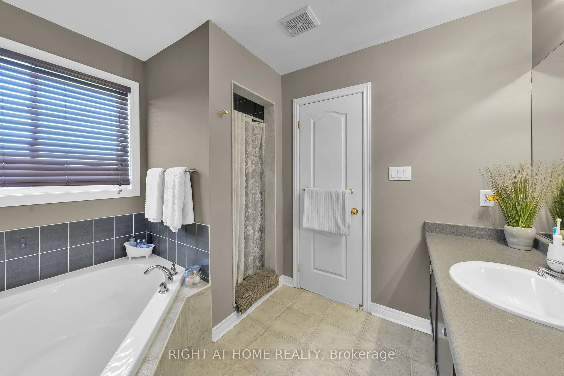 Photo 30 of 95 Glen Eagles Drive, Clarington, Courtice — HOMEH