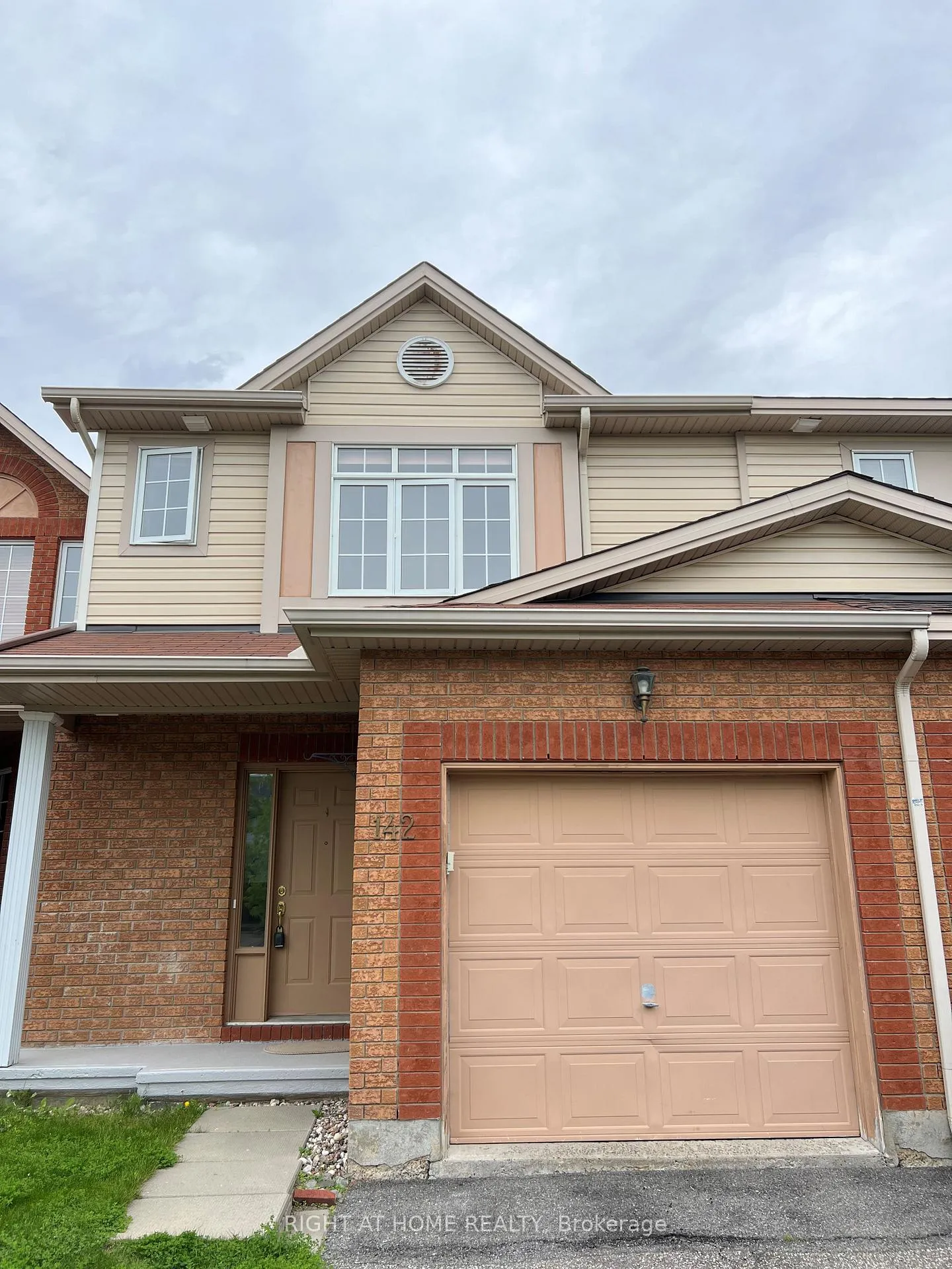 Photo 2 of 142 Lilibet Cres E, Ottawa, Ellwood — HOMEH