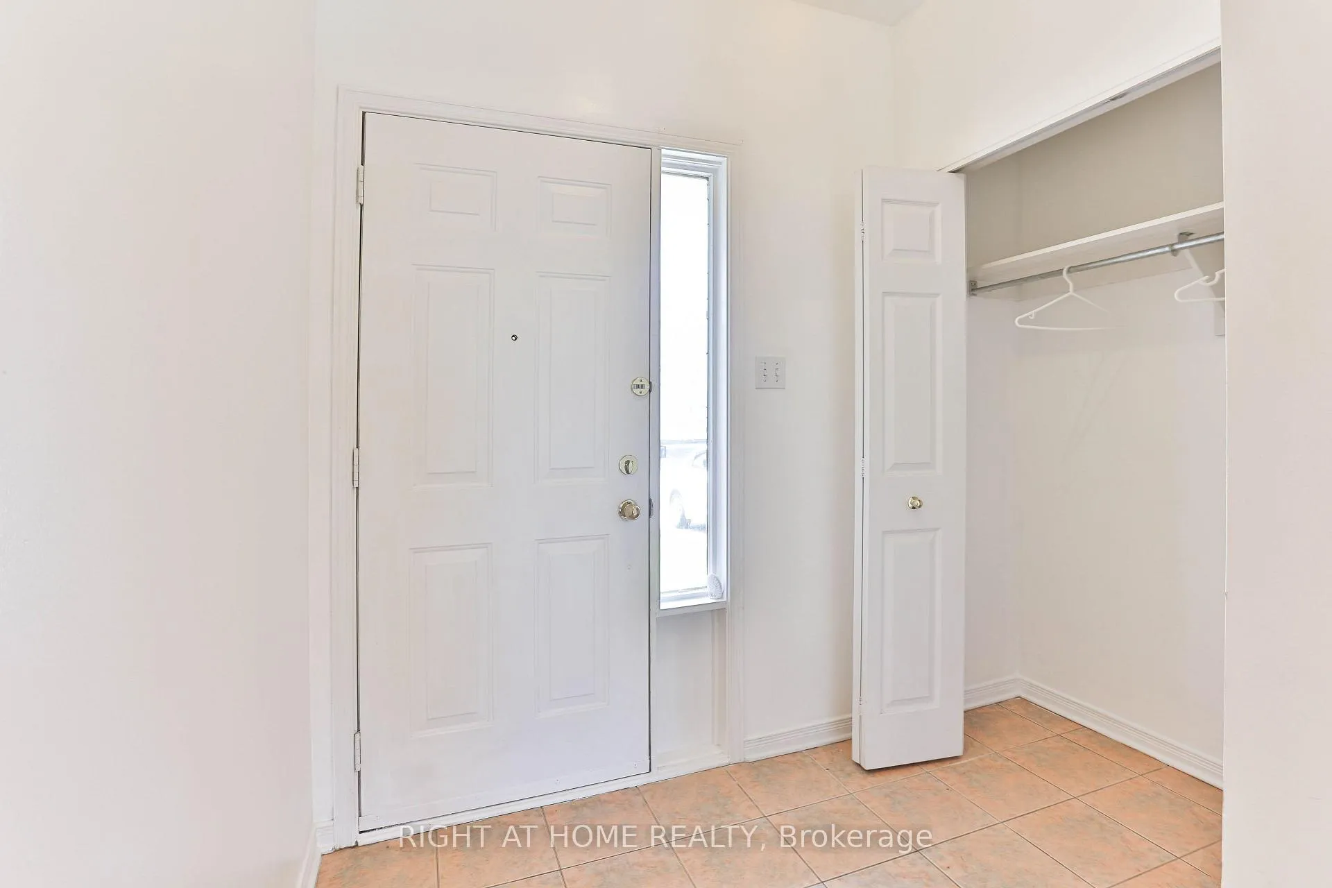 Photo 3 of 142 Lilibet Cres E, Ottawa, Ellwood — HOMEH