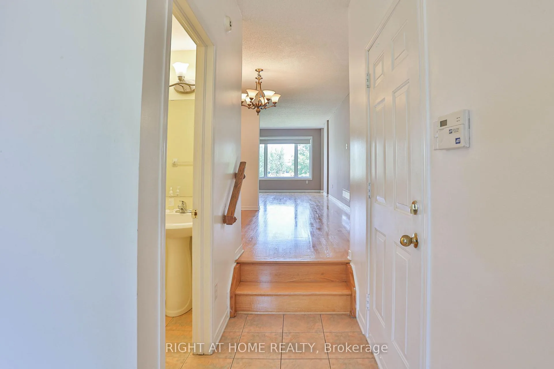 Photo 4 of 142 Lilibet Cres E, Ottawa, Ellwood — HOMEH