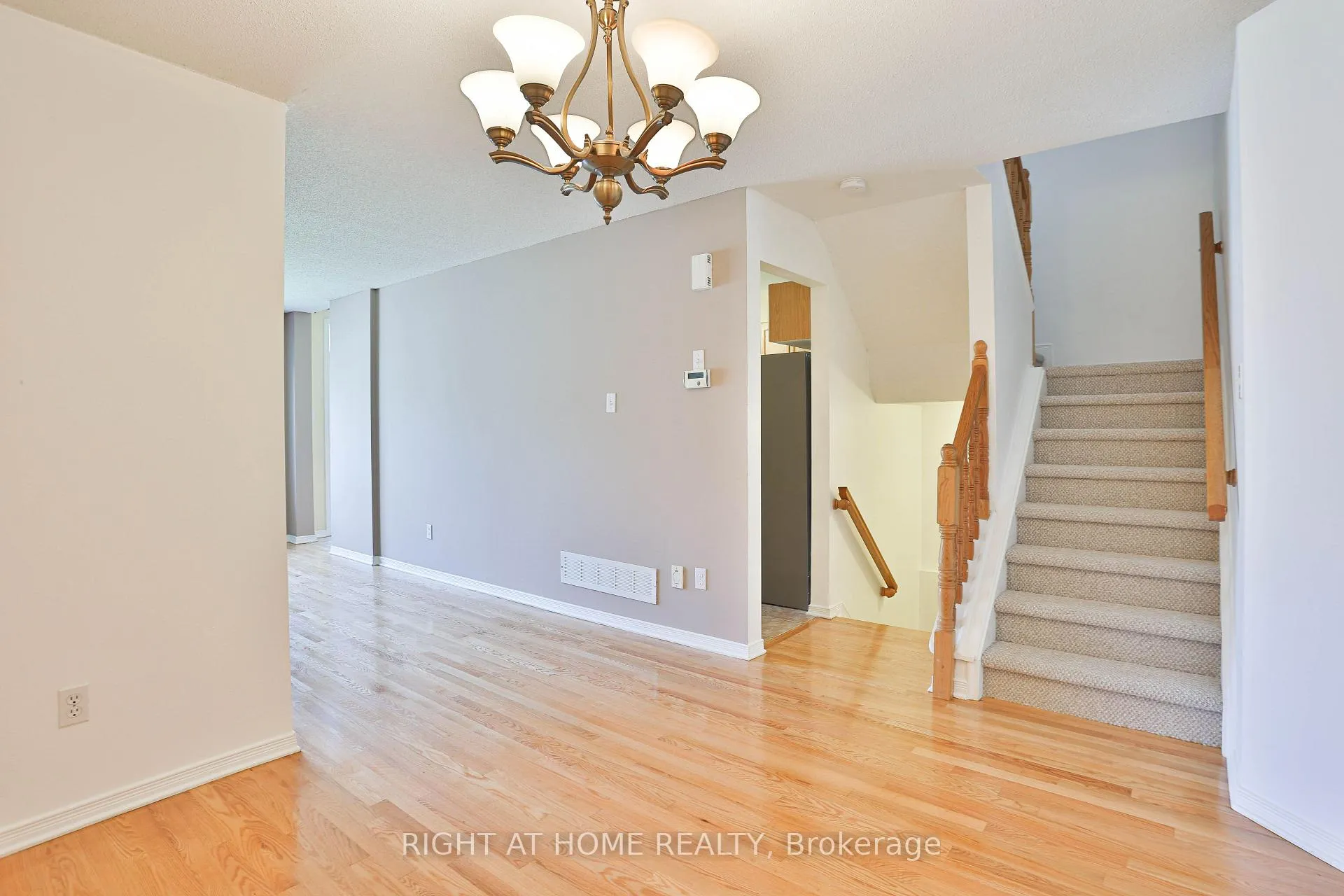 Photo 5 of 142 Lilibet Cres E, Ottawa, Ellwood — HOMEH