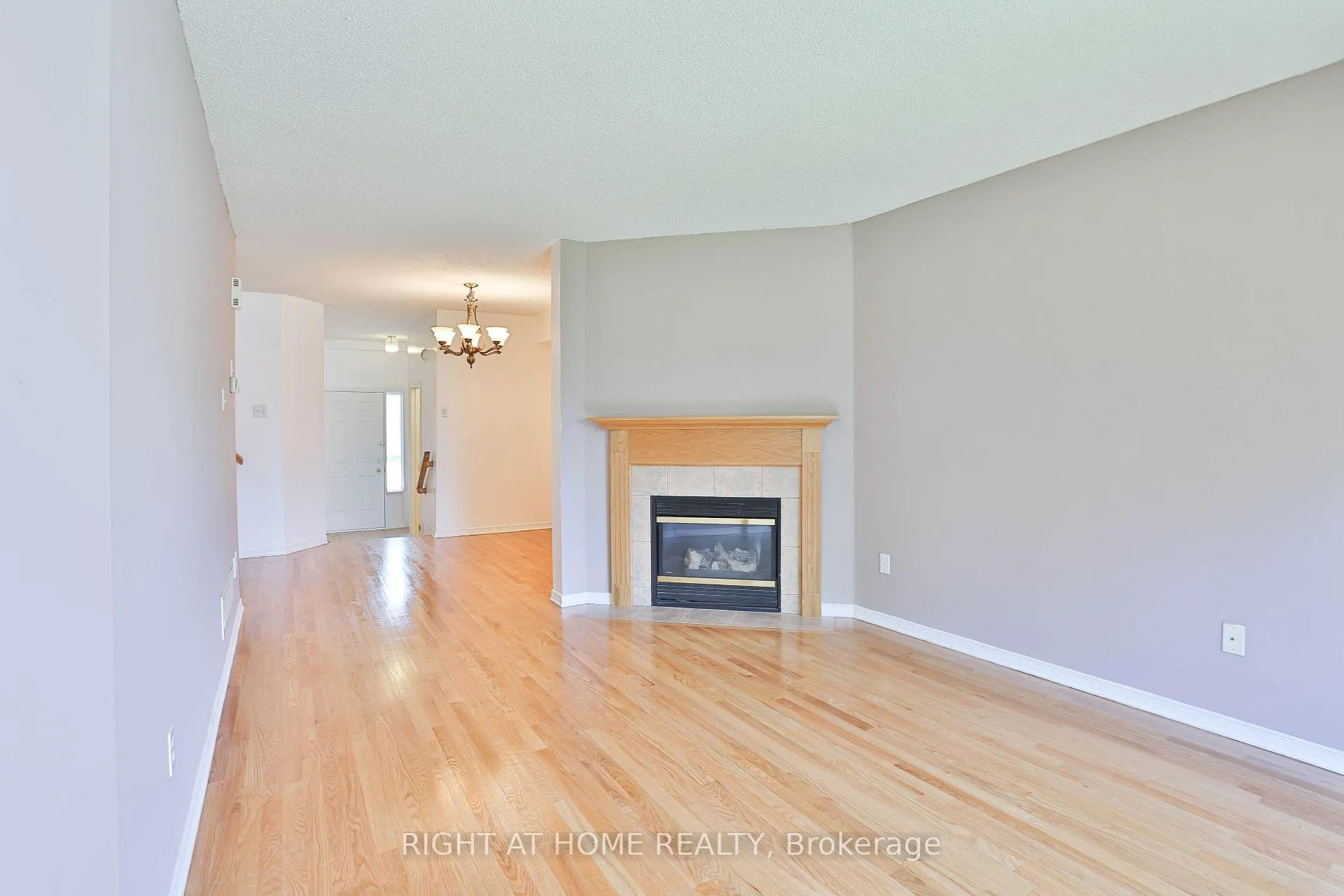 Photo 8 of 142 Lilibet Cres E, Ottawa, Ellwood — HOMEH