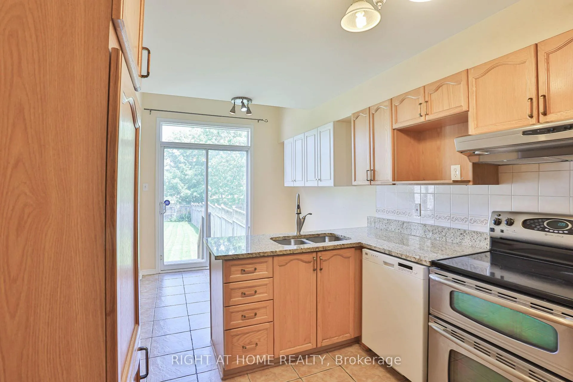 Photo 13 of 142 Lilibet Cres E, Ottawa, Ellwood — HOMEH