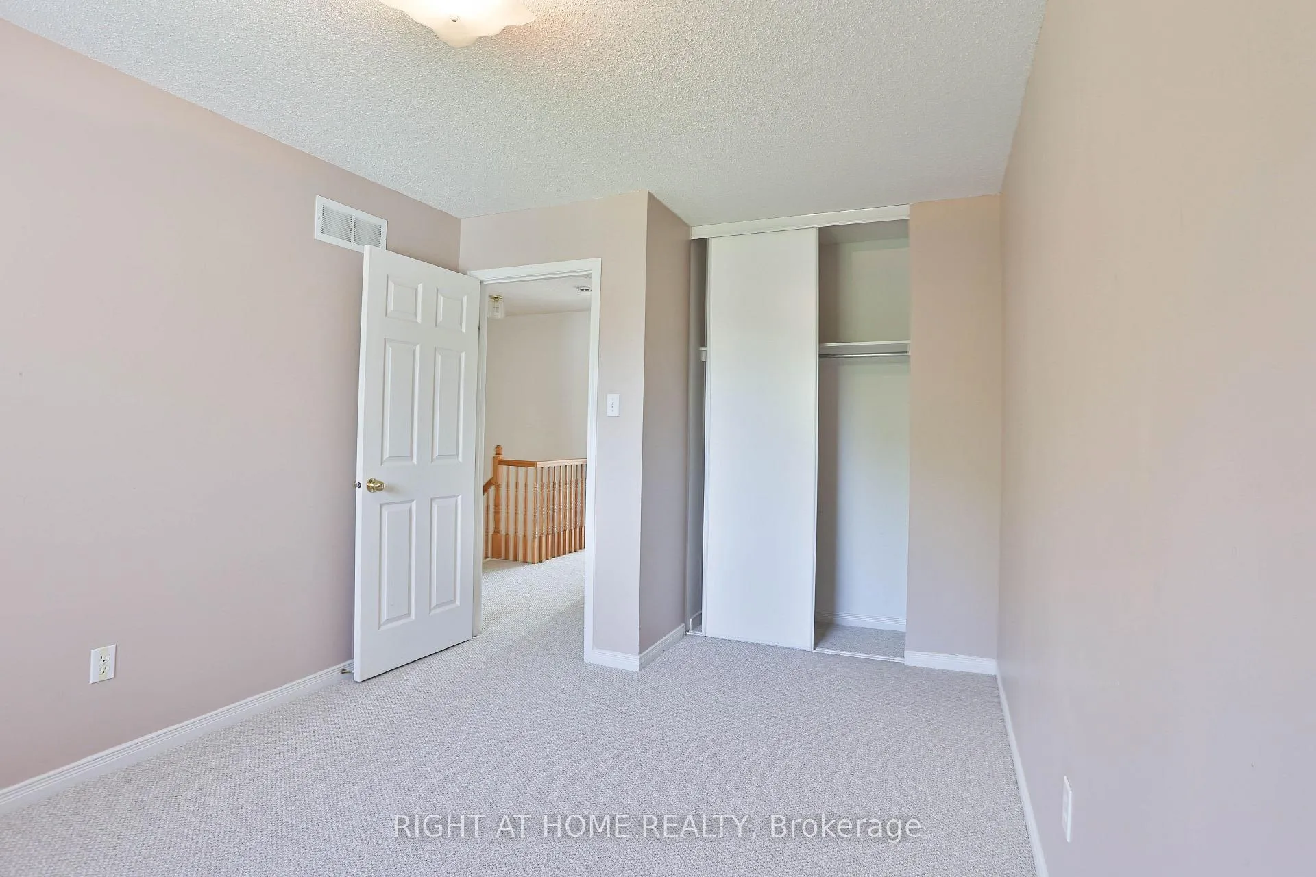 Photo 17 of 142 Lilibet Cres E, Ottawa, Ellwood — HOMEH