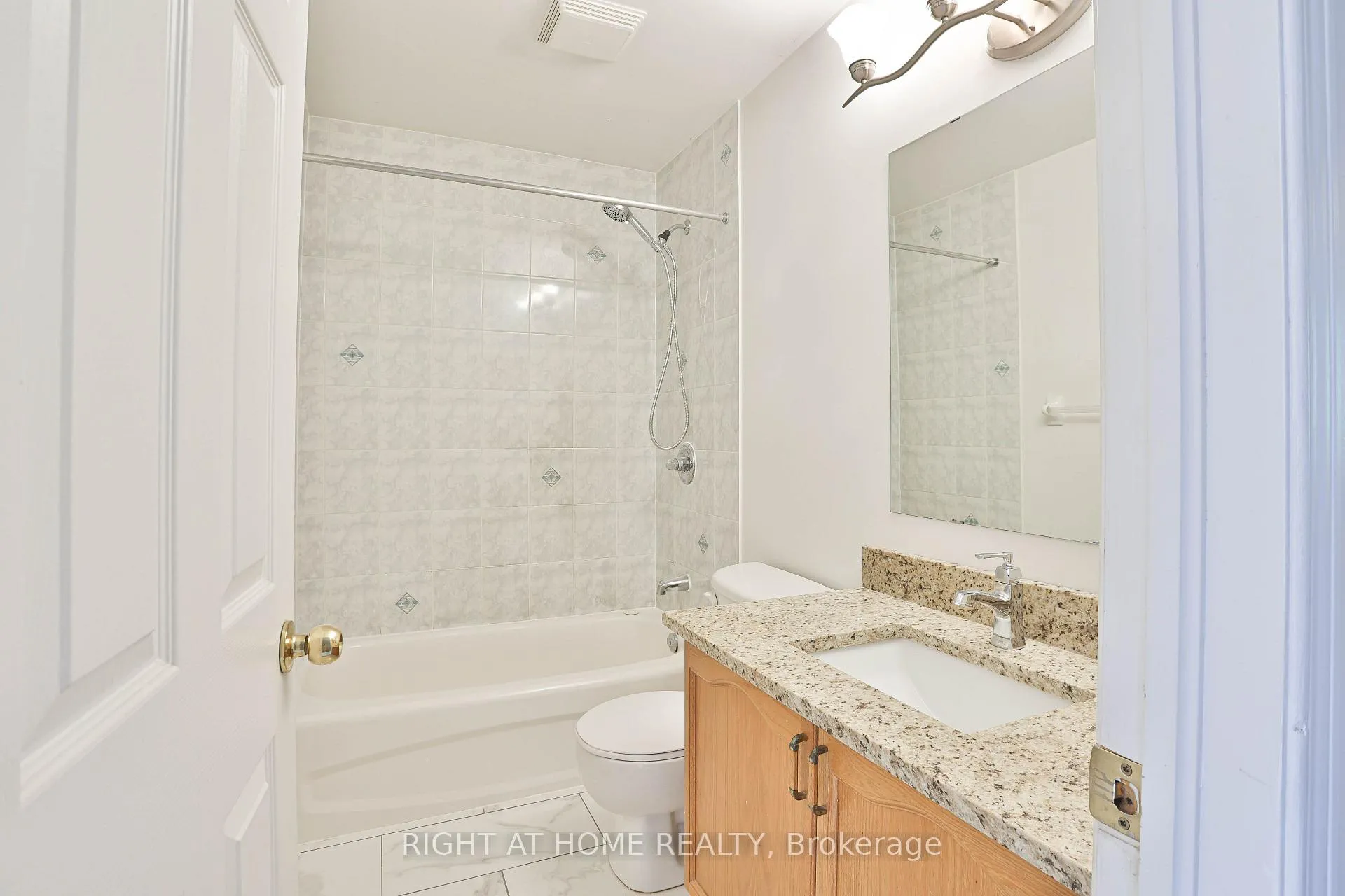Photo 20 of 142 Lilibet Cres E, Ottawa, Ellwood — HOMEH