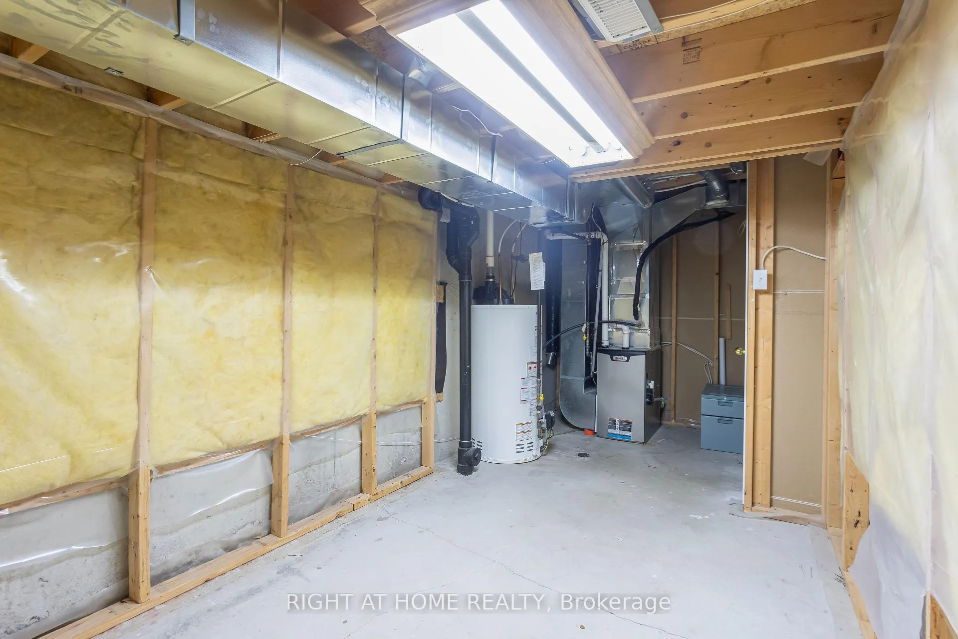 Photo 24 of 142 Lilibet Cres E, Ottawa, Ellwood — HOMEH