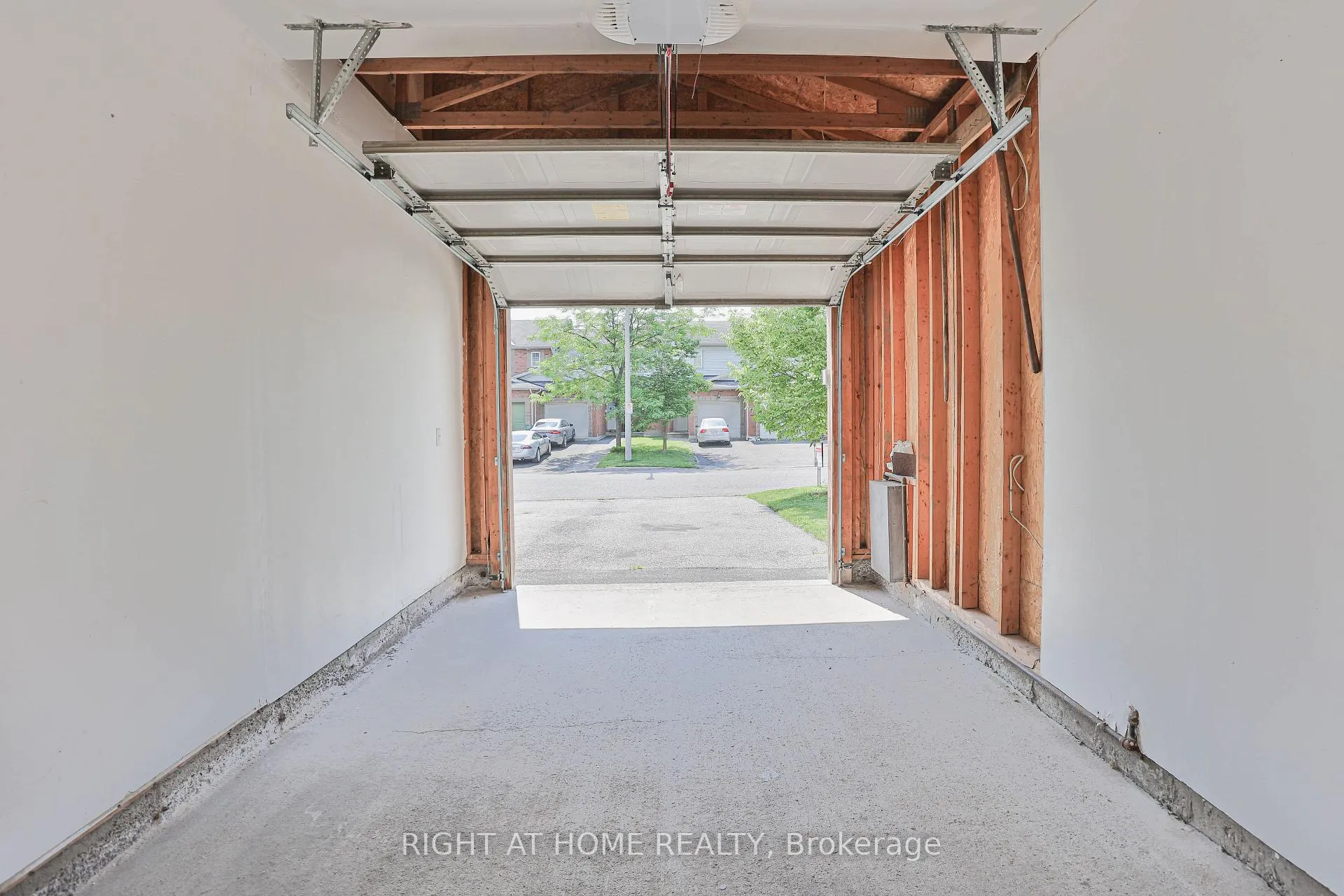 Photo 29 of 142 Lilibet Cres E, Ottawa, Ellwood — HOMEH