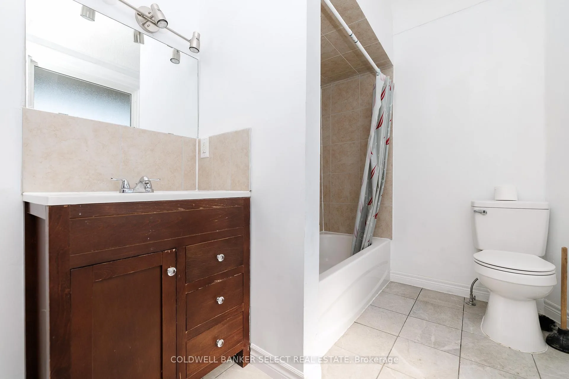 Photo 12 of 55 Frederick Avenue, Hamilton, Crown Point — HOMEH