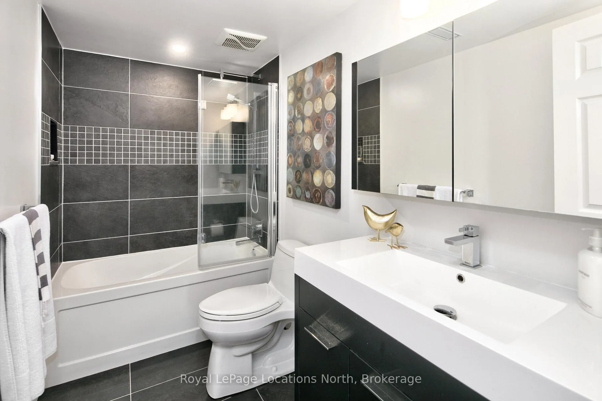 Photo 18 of 417 Mariners Way, Collingwood — HOMEH