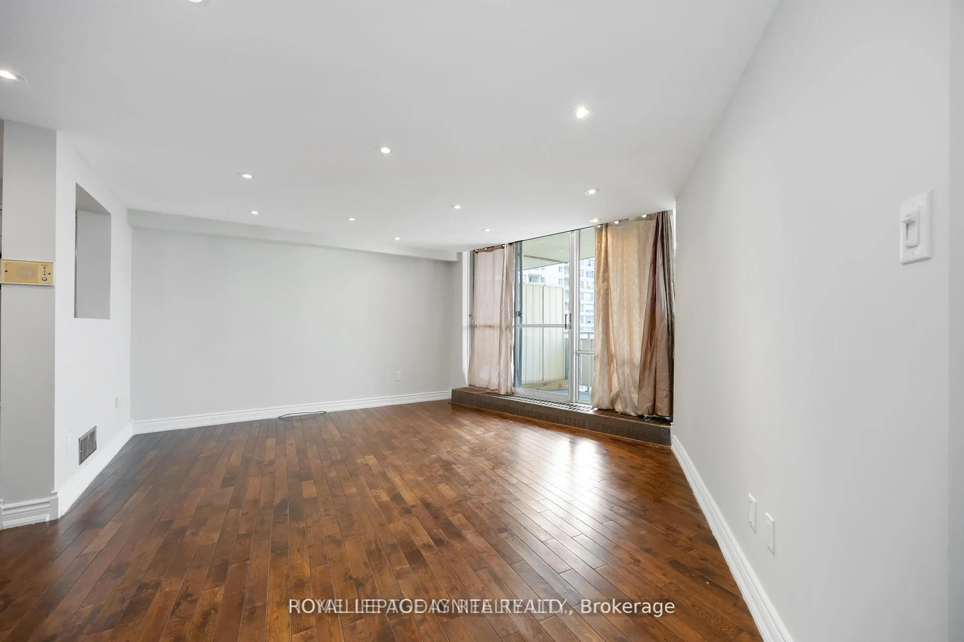 Photo 6 of Unit 1603, 330 Dixon Road, Etobicoke, Kingsview Village-The Westway — HOMEH