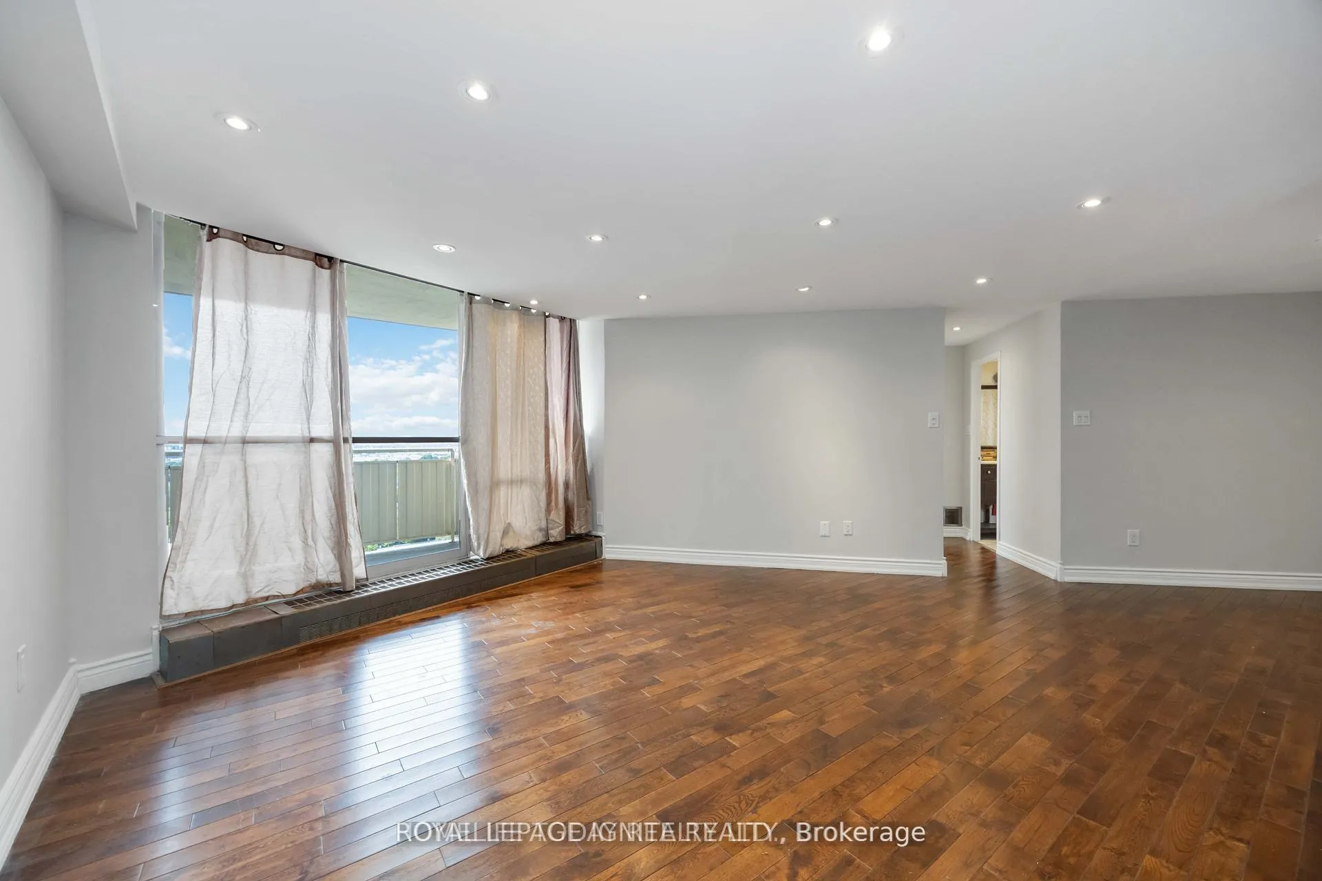 Photo 7 of Unit 1603, 330 Dixon Road, Etobicoke, Kingsview Village-The Westway — HOMEH