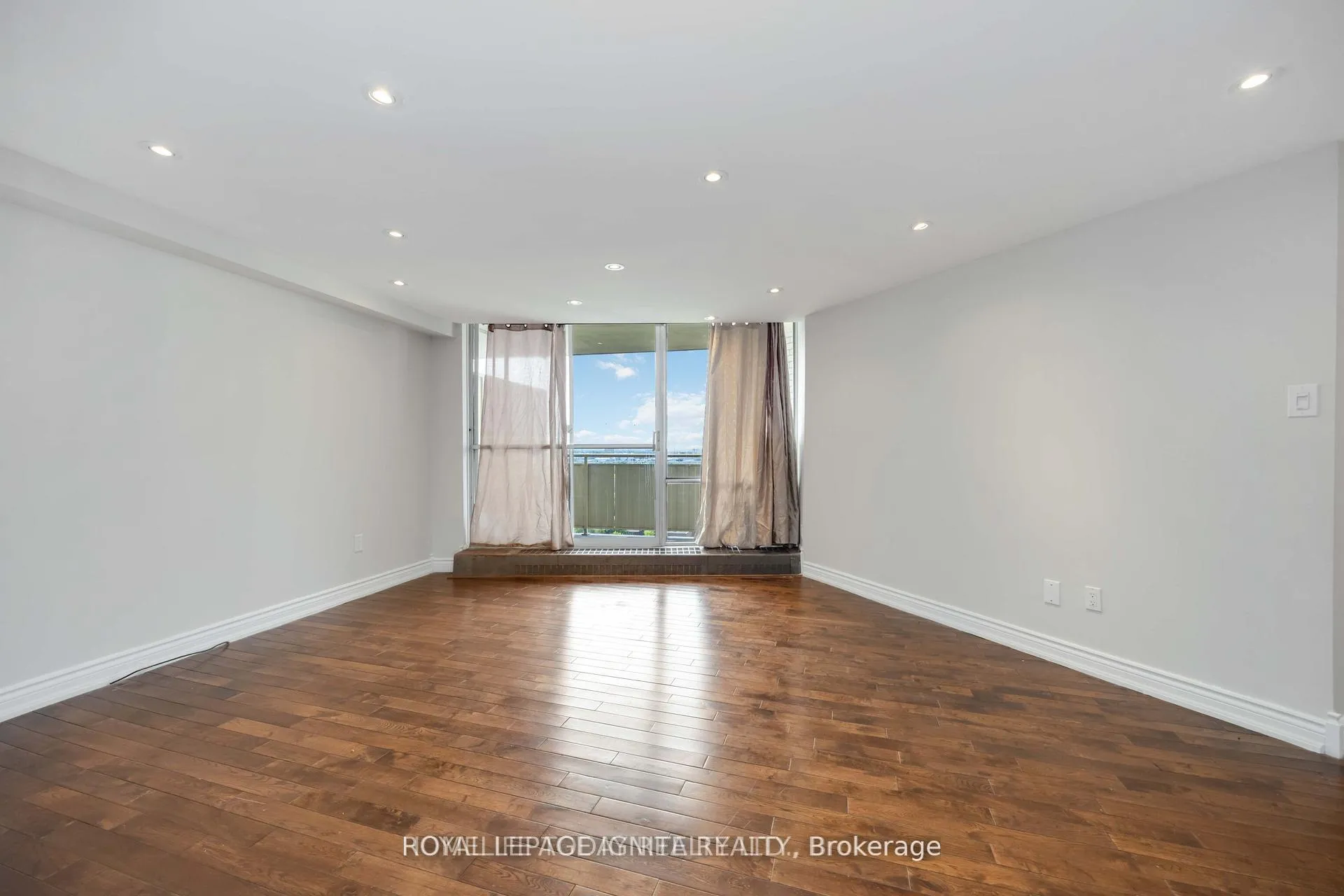 Photo 8 of Unit 1603, 330 Dixon Road, Etobicoke, Kingsview Village-The Westway — HOMEH
