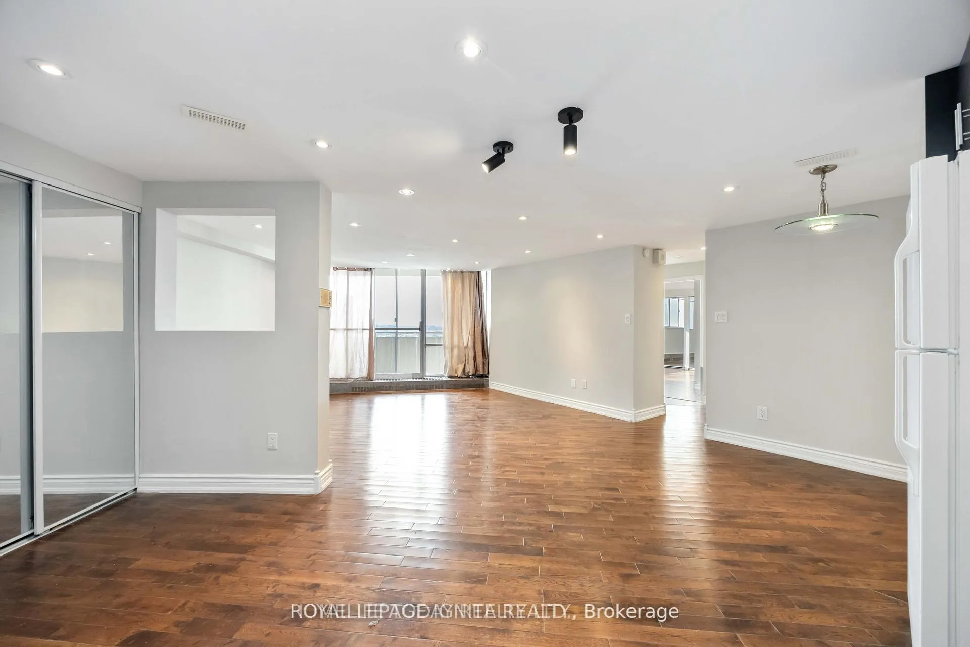 Photo 9 of Unit 1603, 330 Dixon Road, Etobicoke, Kingsview Village-The Westway — HOMEH