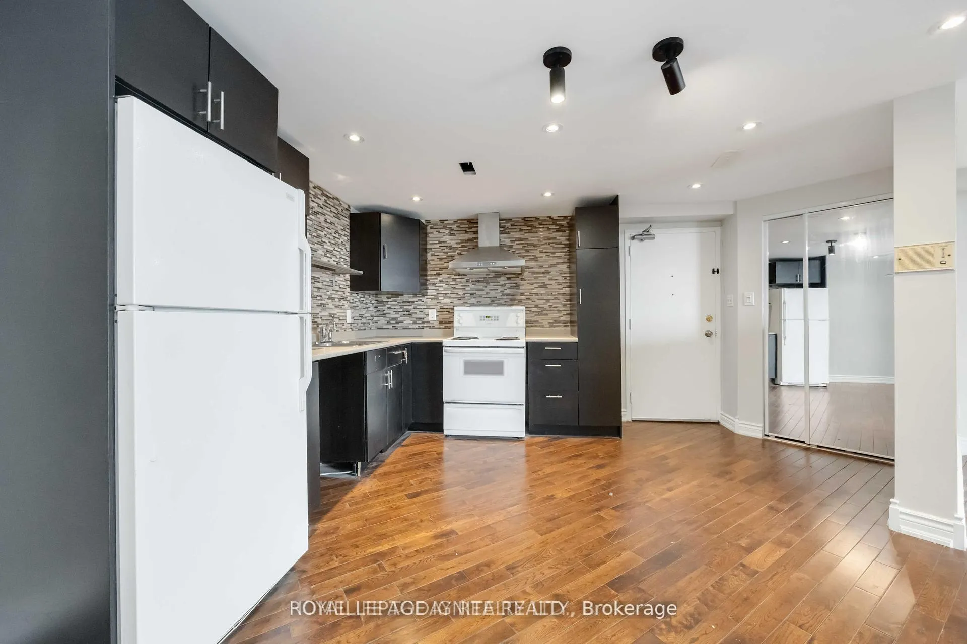 Photo 13 of Unit 1603, 330 Dixon Road, Etobicoke, Kingsview Village-The Westway — HOMEH