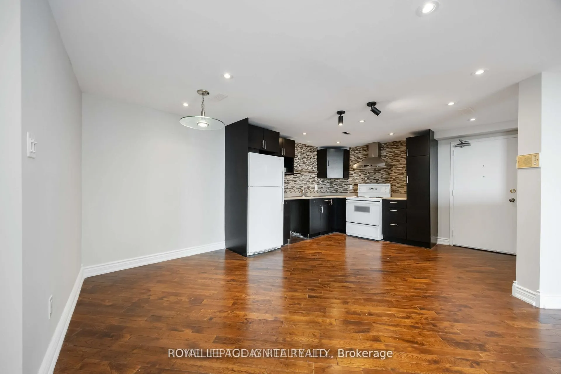Photo 15 of Unit 1603, 330 Dixon Road, Etobicoke, Kingsview Village-The Westway — HOMEH