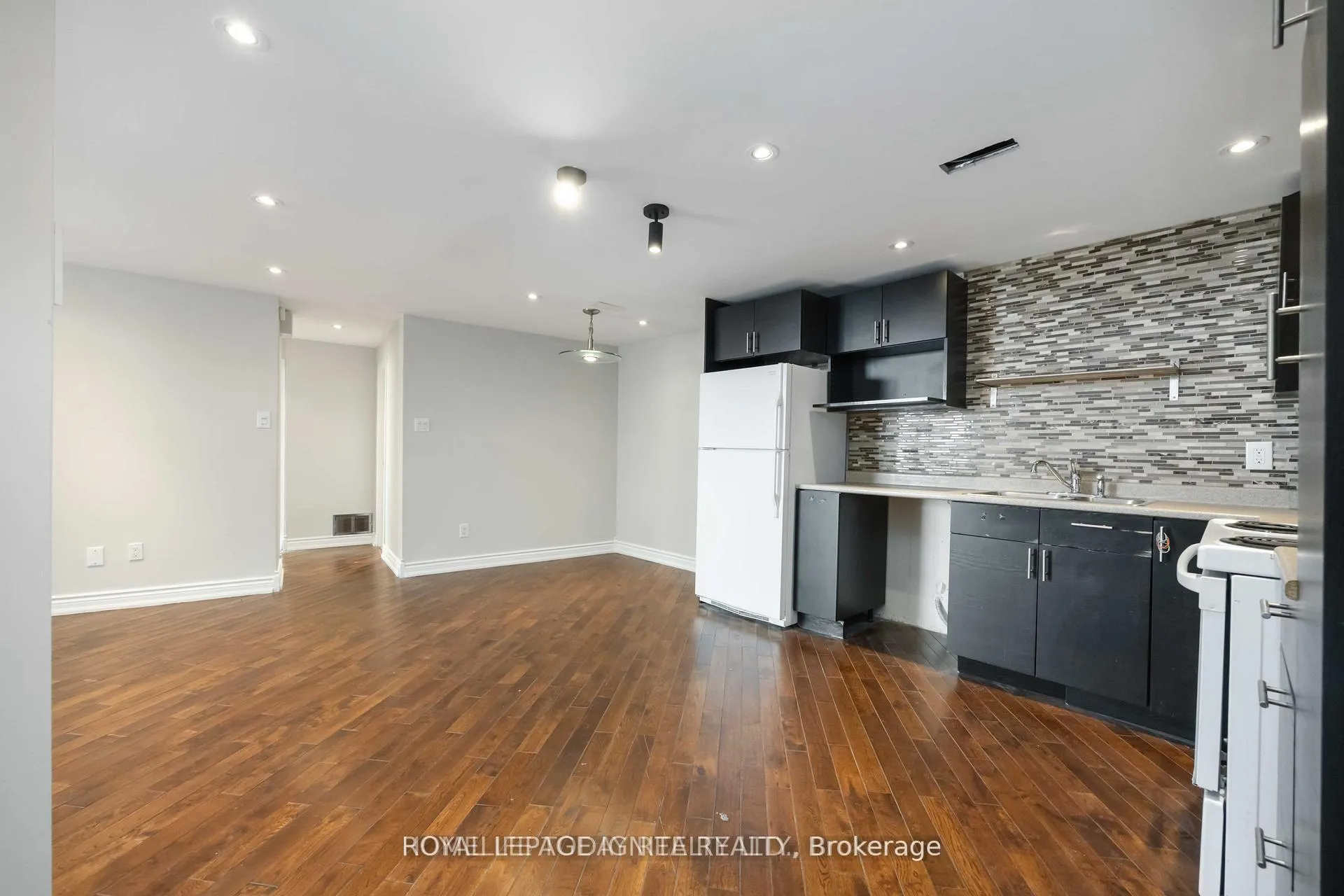 Photo 16 of Unit 1603, 330 Dixon Road, Etobicoke, Kingsview Village-The Westway — HOMEH