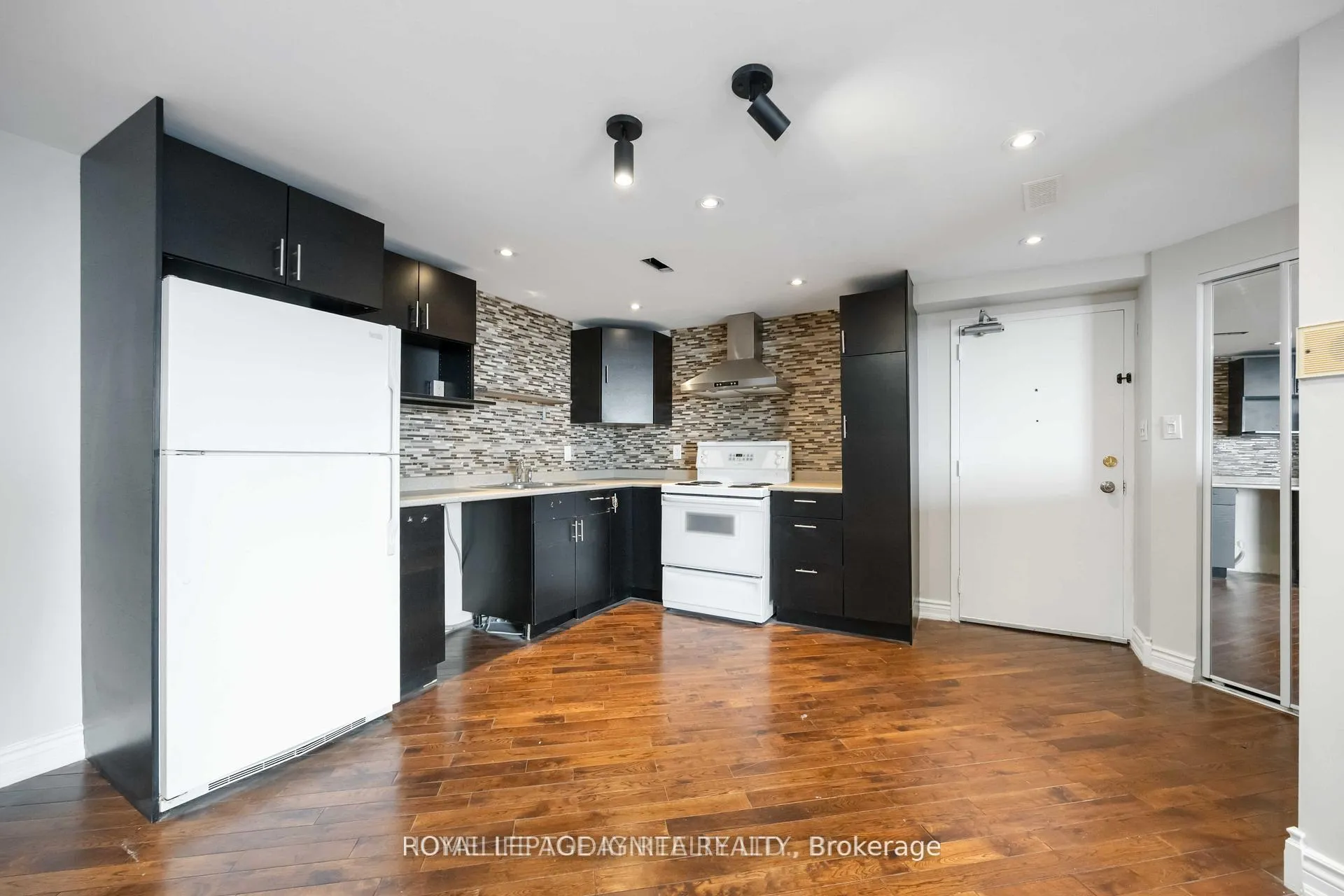 Photo 18 of Unit 1603, 330 Dixon Road, Etobicoke, Kingsview Village-The Westway — HOMEH