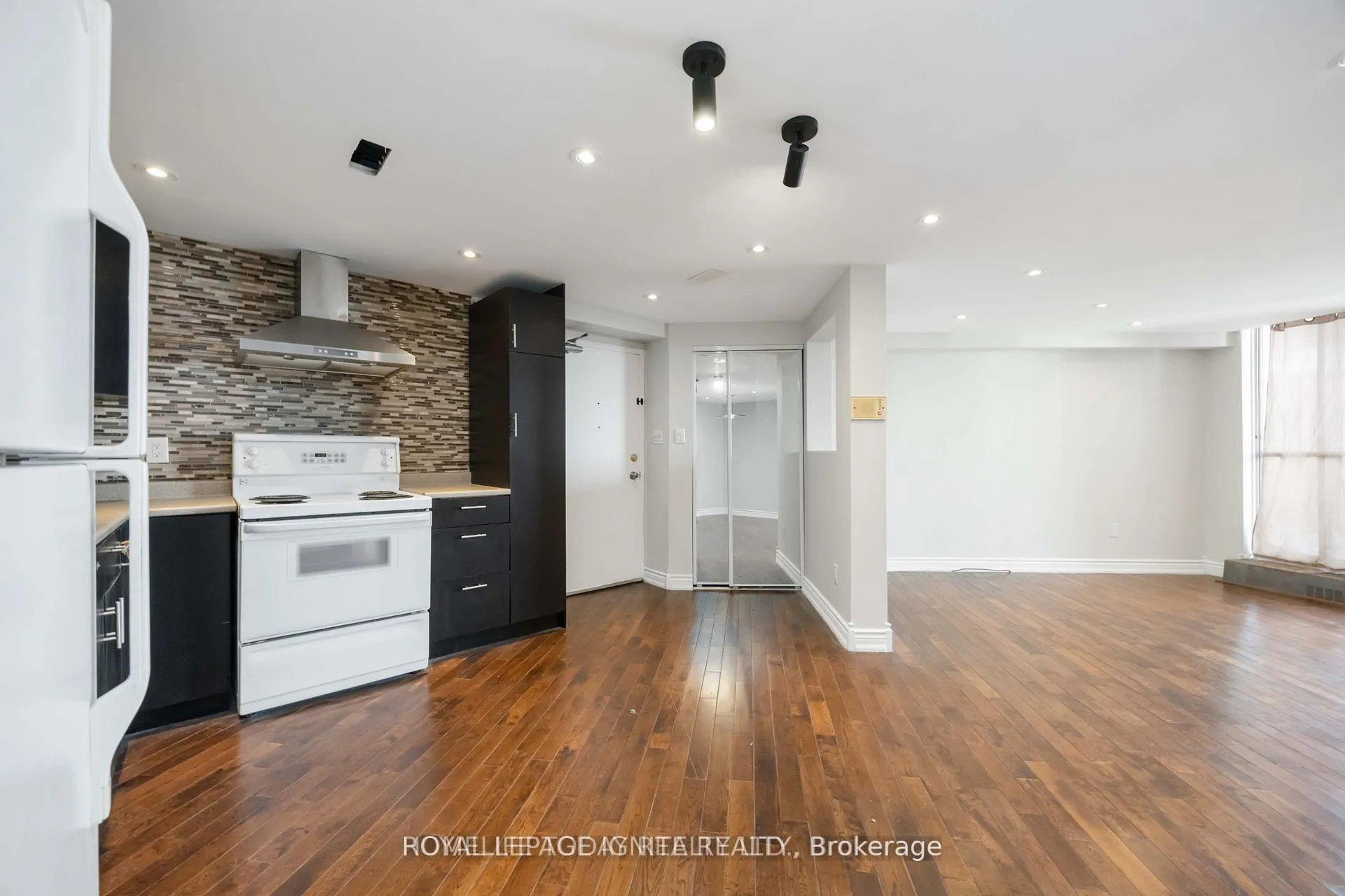 Photo 19 of Unit 1603, 330 Dixon Road, Etobicoke, Kingsview Village-The Westway — HOMEH