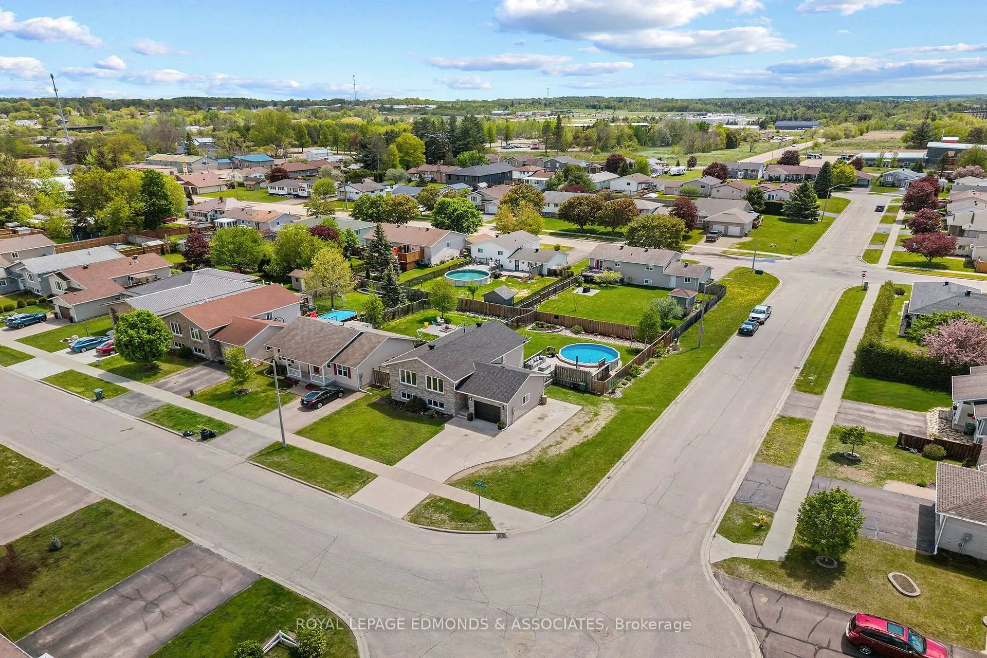 Photo 2 of 621 Johnston Crescent, Pembroke — HOMEH