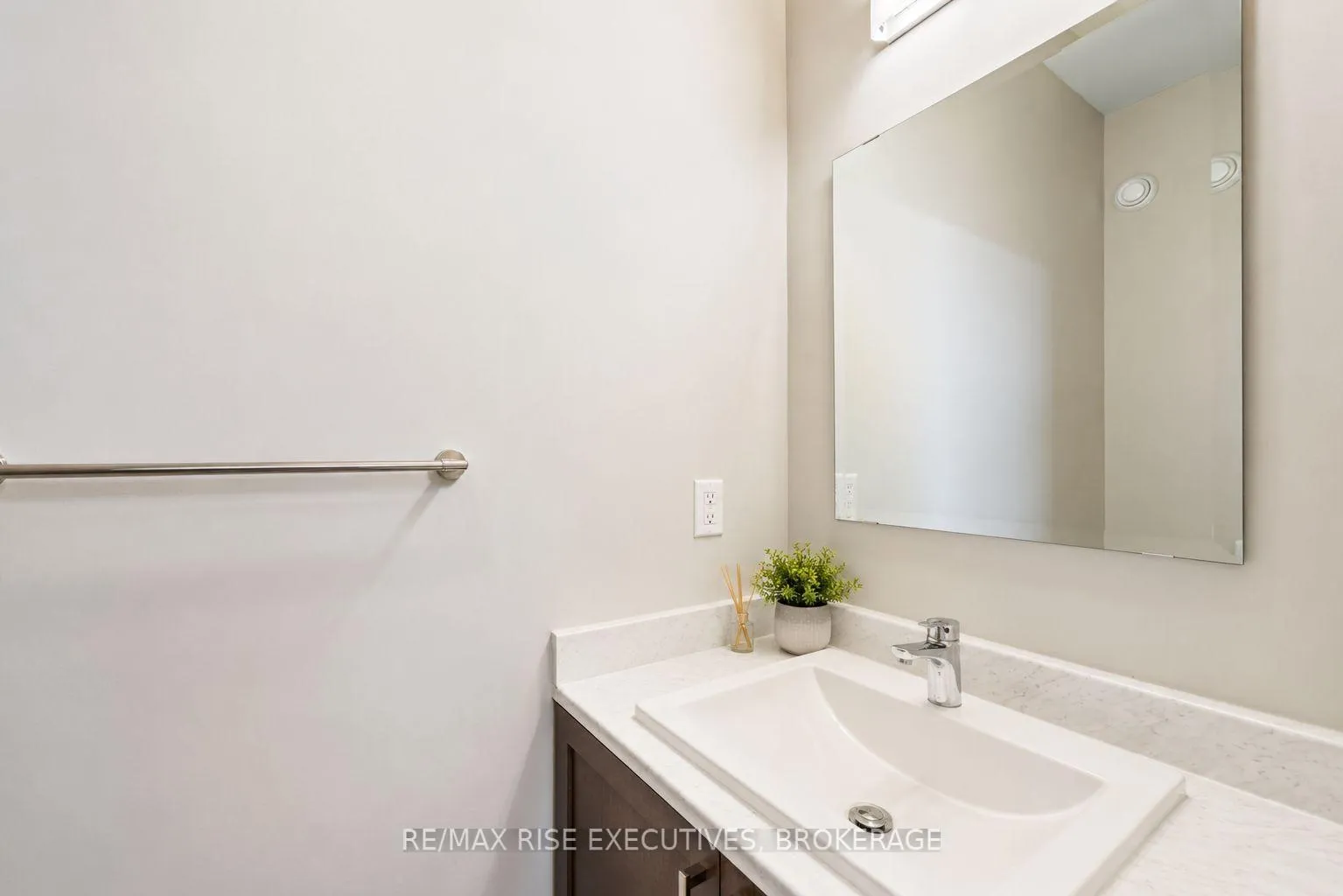 Photo 5 of 1201 Max Crescent, Kingston, City Northwest — HOMEH