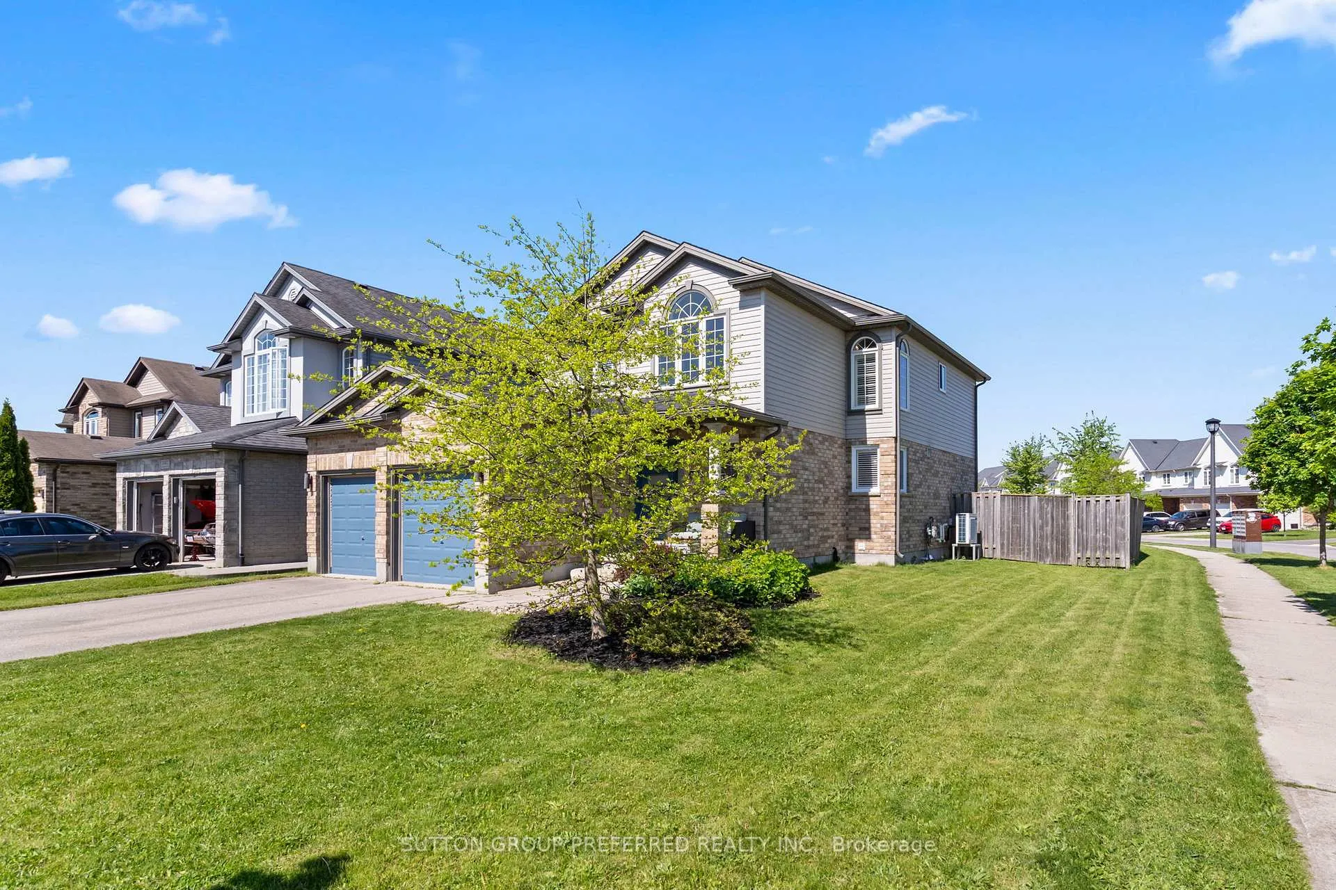 Photo 2 of 1076 Silverfox Drive, London, North S — HOMEH